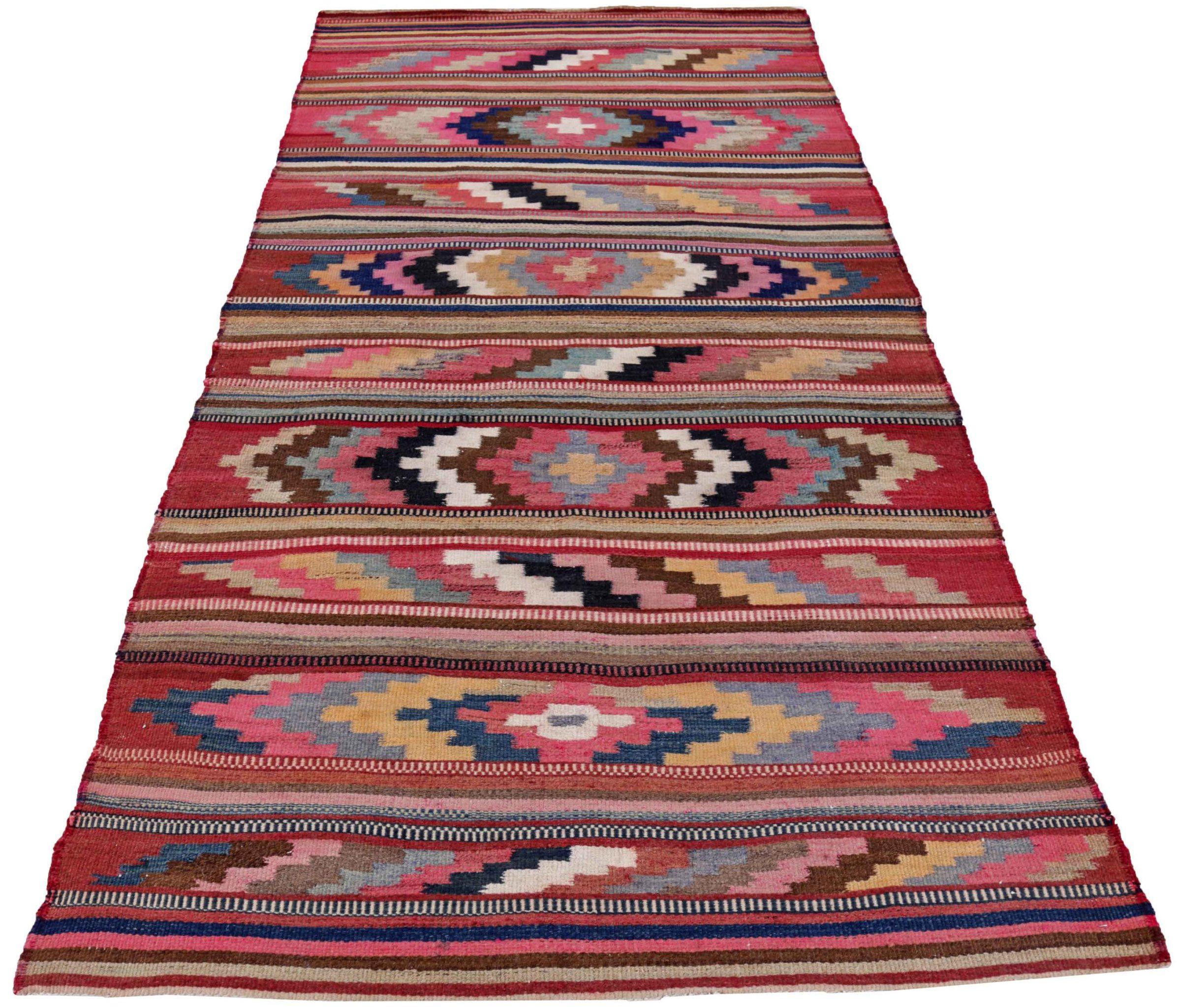 Entdecken Sie die Eleganz eines persischen Kilims mit einem kleinen Teppich von CIRCA 1910. Dieses exklusive Design aus Wolle und BlauRosaRotGelb ist perfekt, um Ihren Raum zu verschönern.