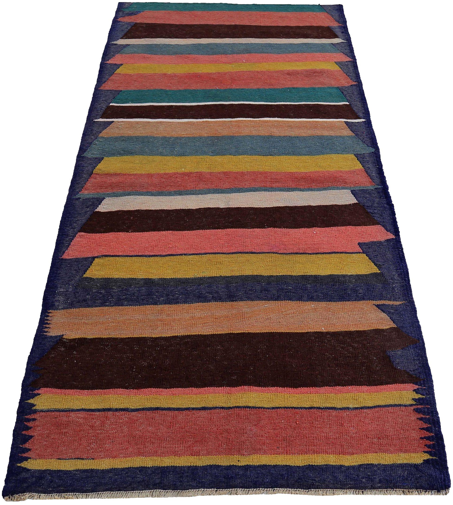 Entdecken Sie die Eleganz eines persischen Kilims mit einem kleinen Teppich von CIRCA 1910. Dieses exklusive Design aus Wolle und BlauPinkGelb ist perfekt, um Ihren Raum zu verschönern.