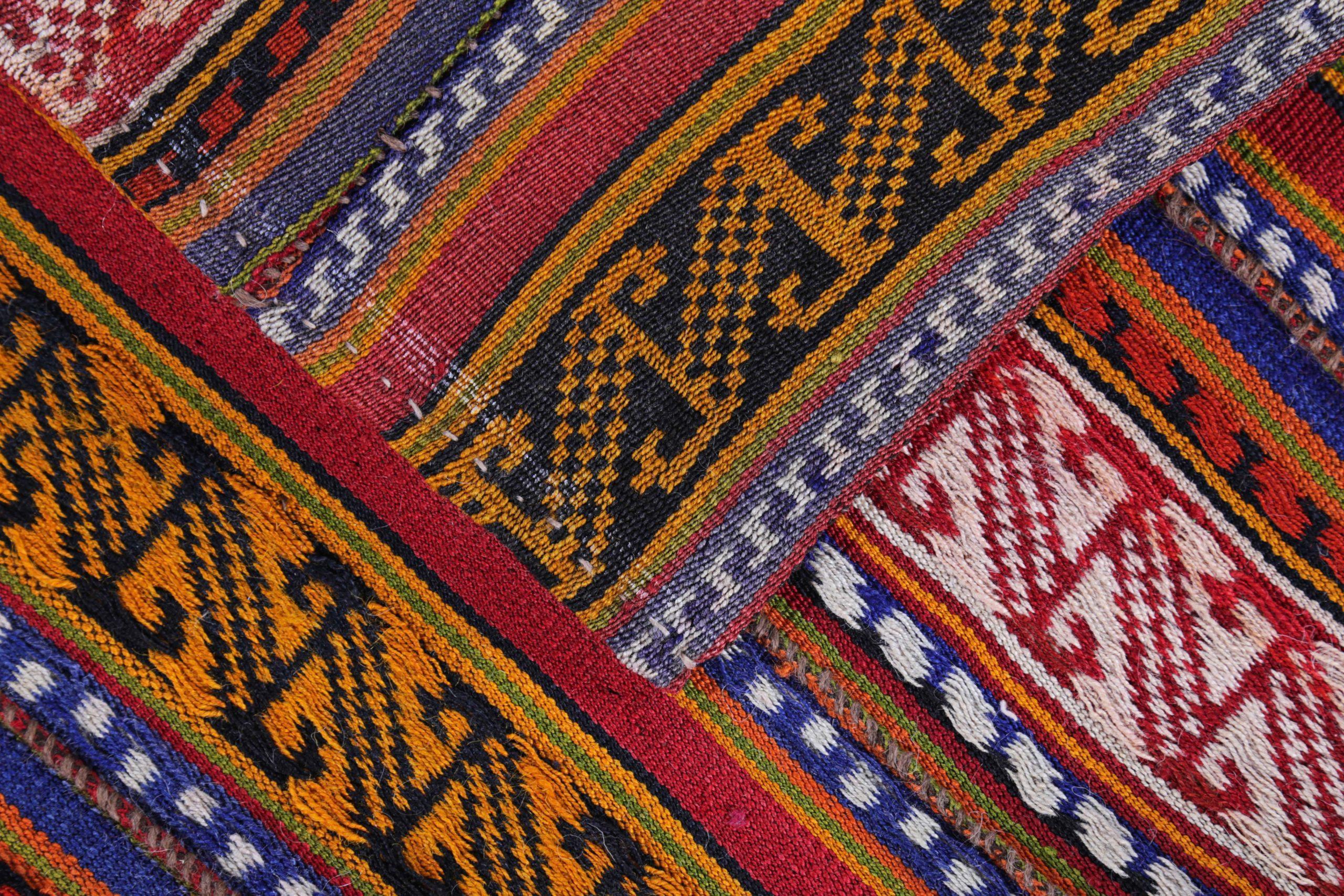 20ième siècle Petit tapis persan Kilim datant d'environ 1910, motif en laine bleu rouge jaune - 89439 en vente