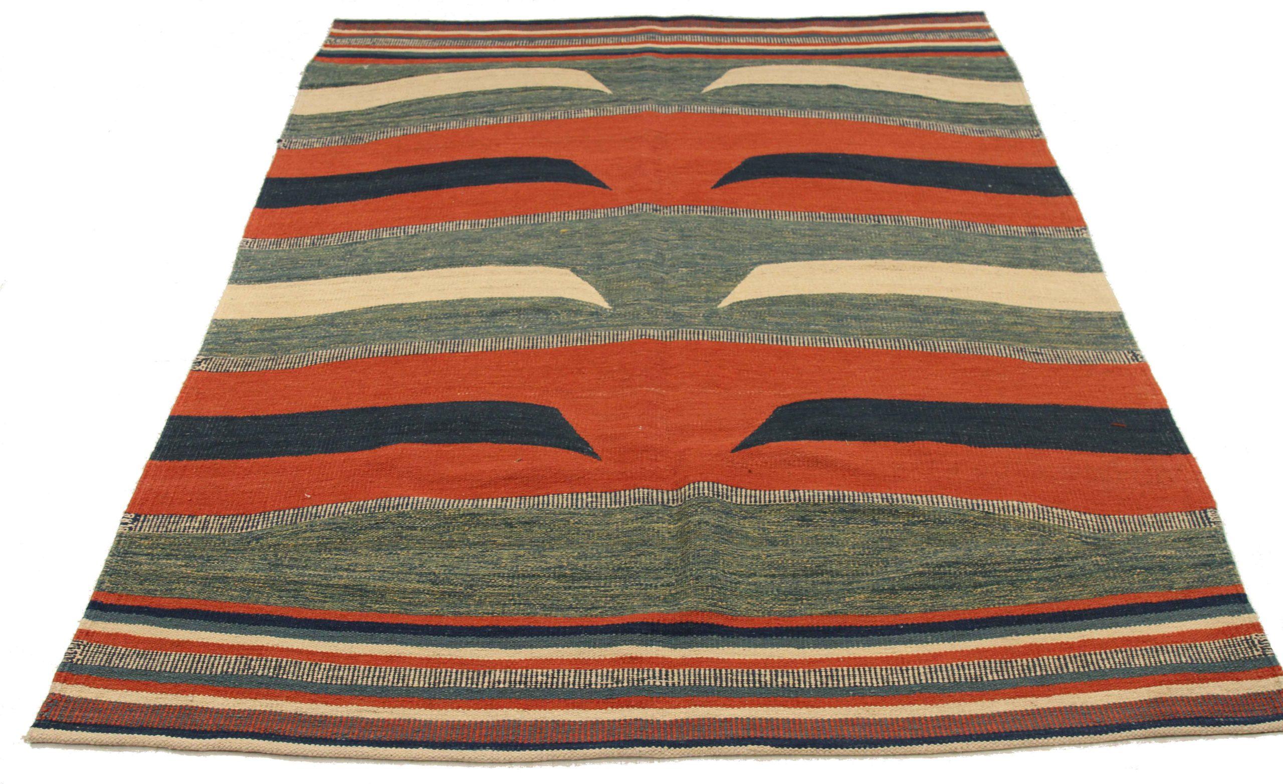 Entdecken Sie die Eleganz eines persischen Kilims mit einem kleinen Teppich von CIRCA 1910. Dieses exklusive Design aus Wolle und Blau-Elfenbein-Rot ist perfekt, um Ihren Raum zu verschönern.