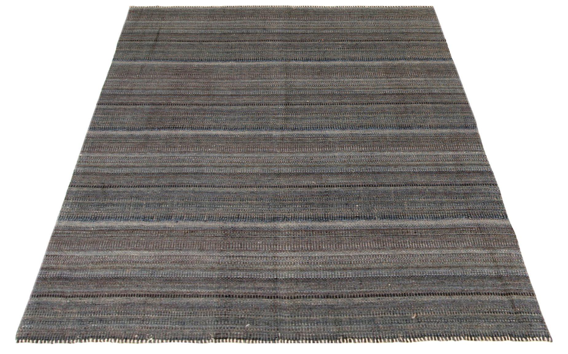 Entdecken Sie die Eleganz eines persischen Kilims mit einem kleinen Teppich von CIRCA 1910. Dieses exklusive Design aus Wolle und Braun ist perfekt, um Ihren Raum zu verschönern.