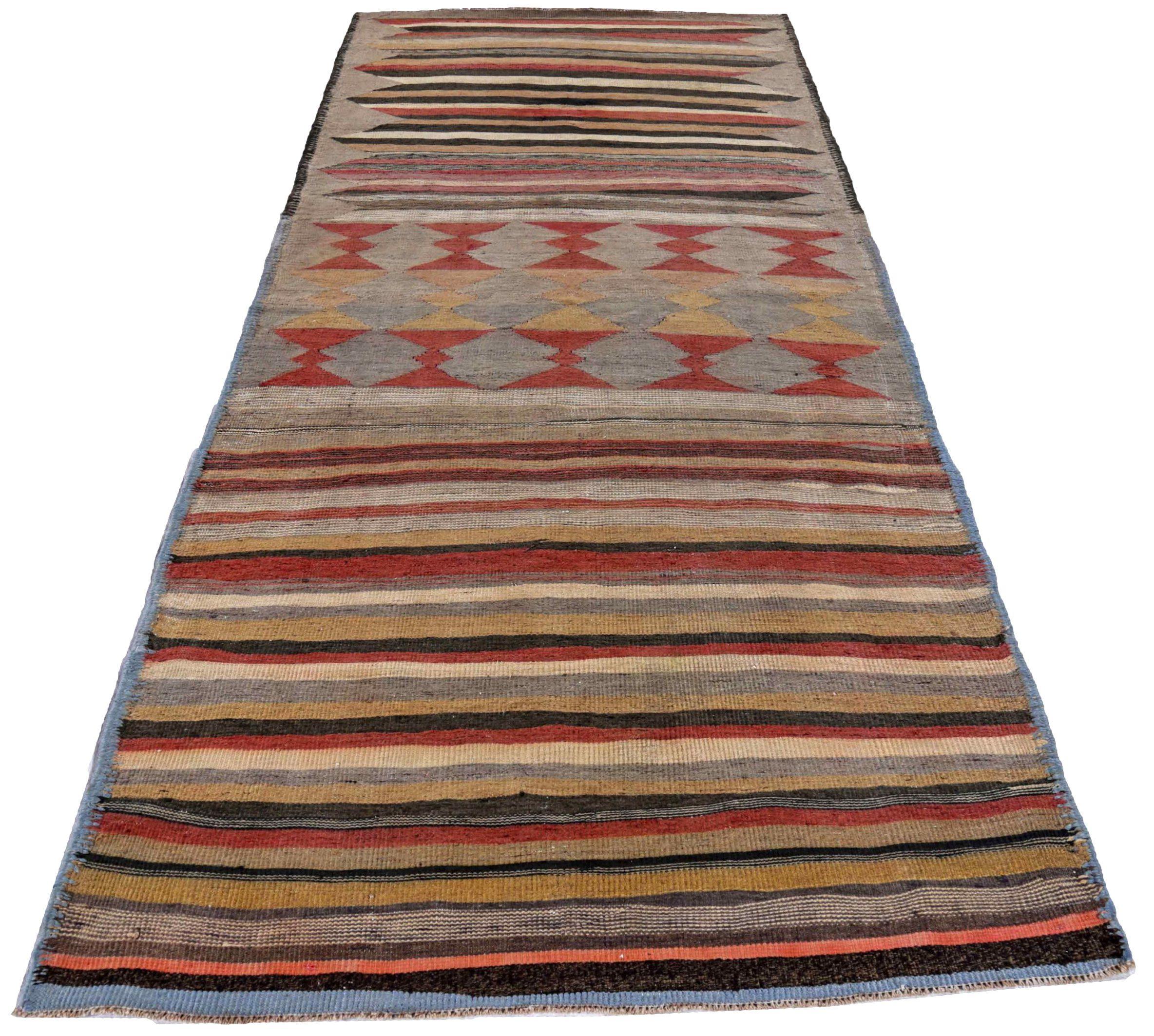 Entdecken Sie die Eleganz eines persischen Kilims mit einem kleinen Teppich von CIRCA 1910. Dieses exklusive Design aus Wolle und BraunGrauRotGelb ist perfekt, um Ihren Raum zu verschönern.