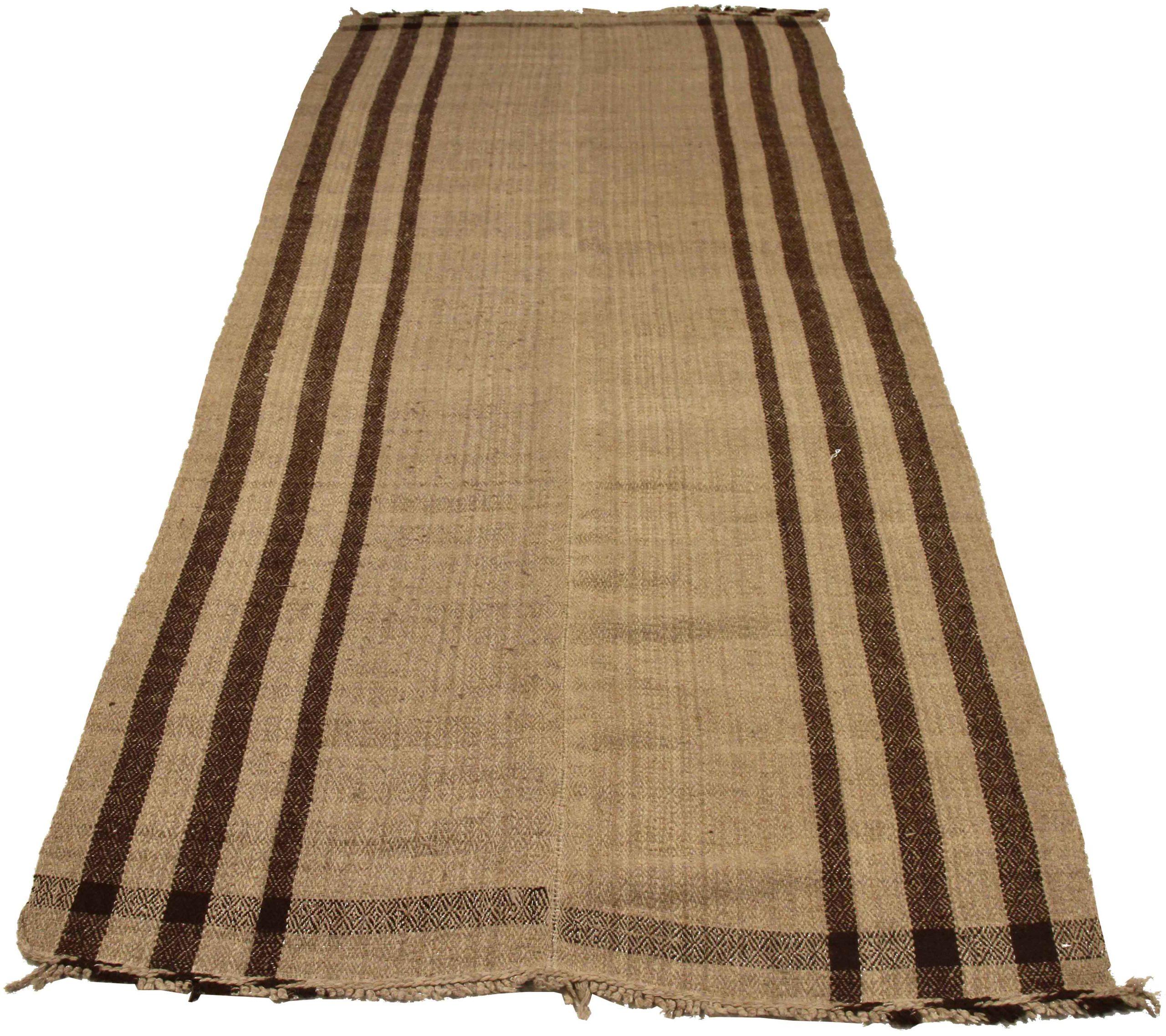 Entdecken Sie die Eleganz eines persischen Kilims mit einem kleinen Teppich von CIRCA 1910. Dieses exklusive Design aus Wolle und Braun-Elfenbein ist perfekt, um Ihren Raum zu verschönern.