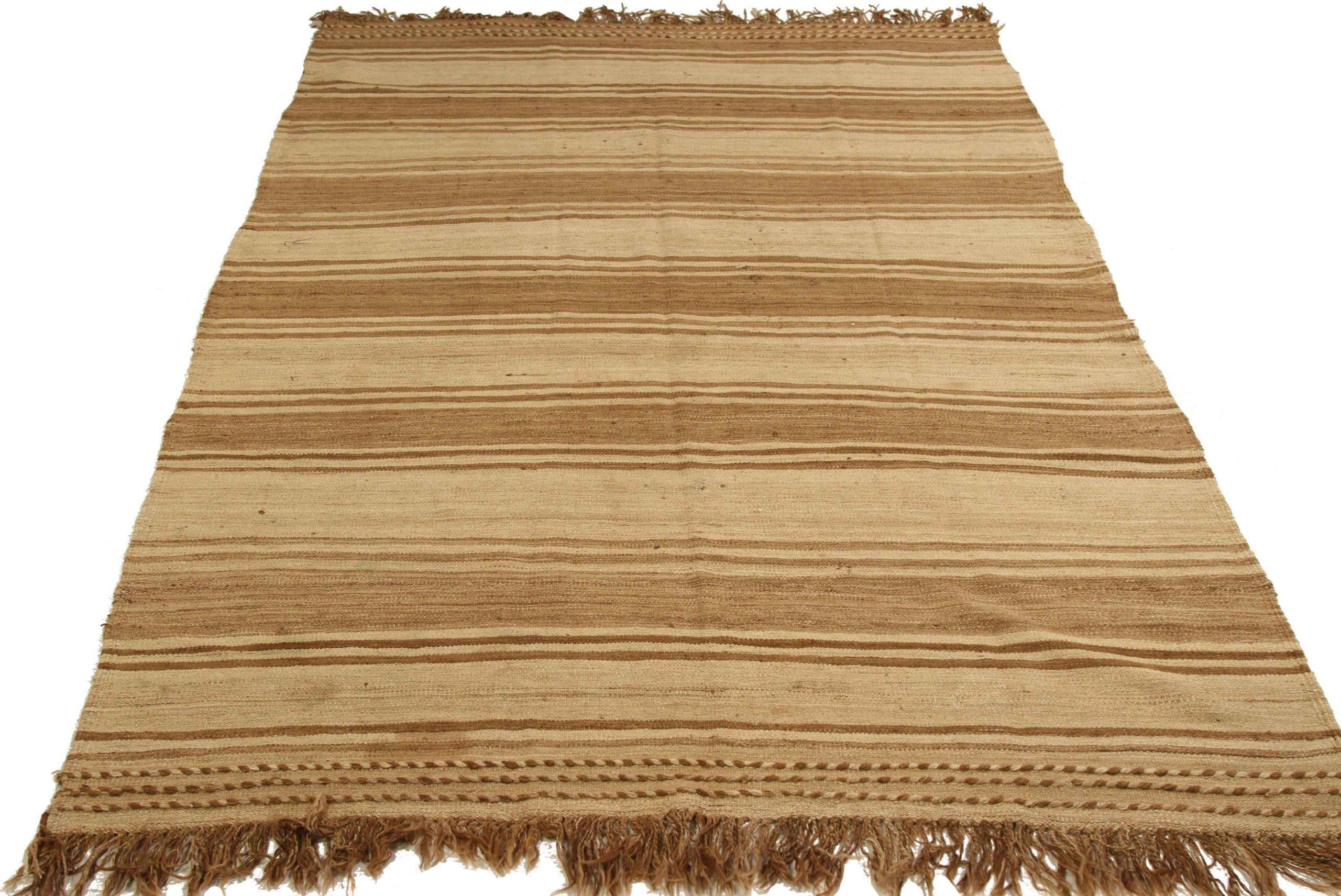 Entdecken Sie die Eleganz eines persischen Kilims mit einem kleinen Teppich von CIRCA 1910. Dieses exklusive Design aus Wolle und Braun-Elfenbein ist perfekt, um Ihren Raum zu verschönern.