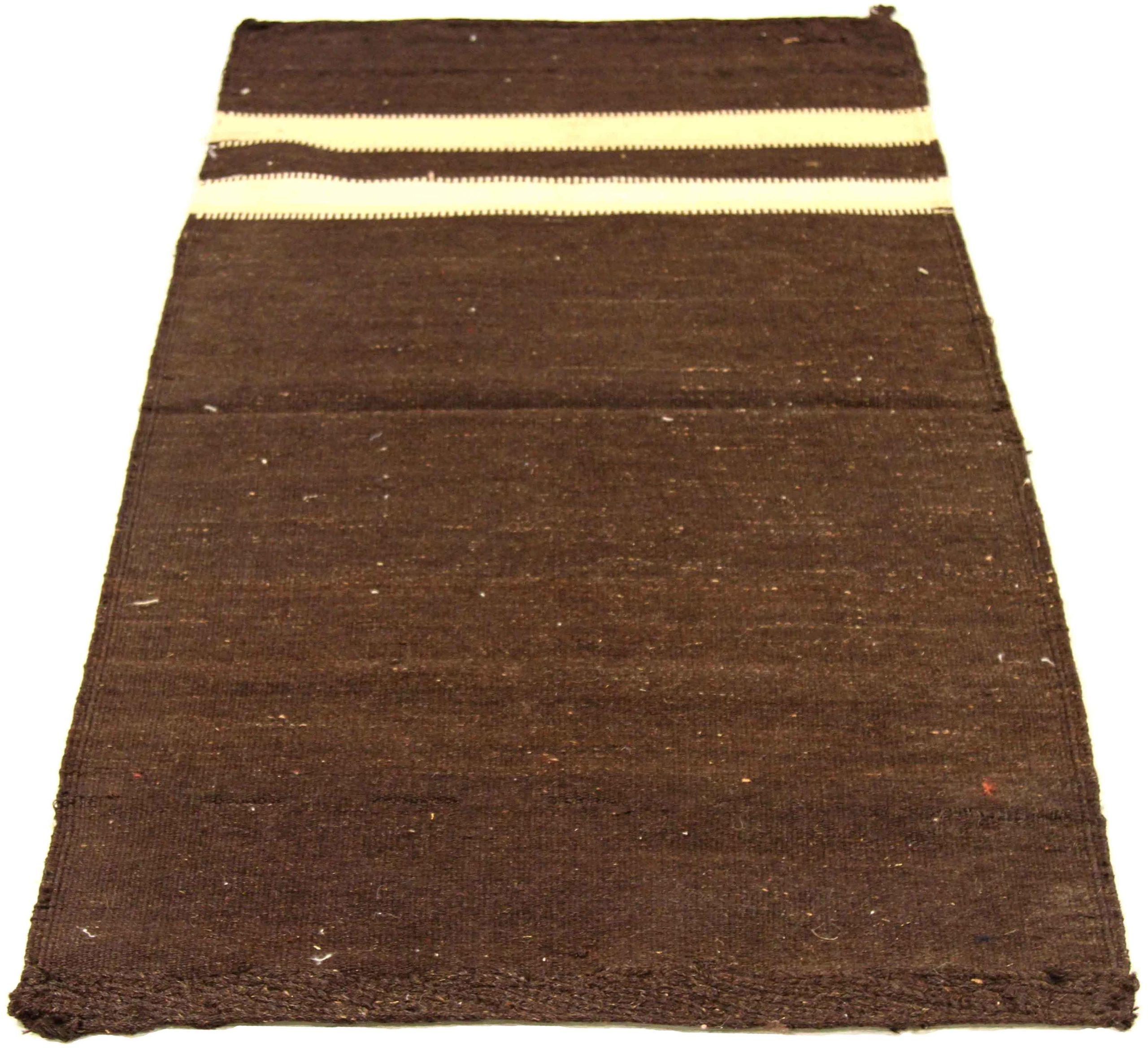 Entdecken Sie die Eleganz eines persischen Kilims mit einem kleinen Teppich von CIRCA 1910. Dieses exklusive Design aus Wolle und Braun-Elfenbein ist perfekt, um Ihren Raum zu verschönern.