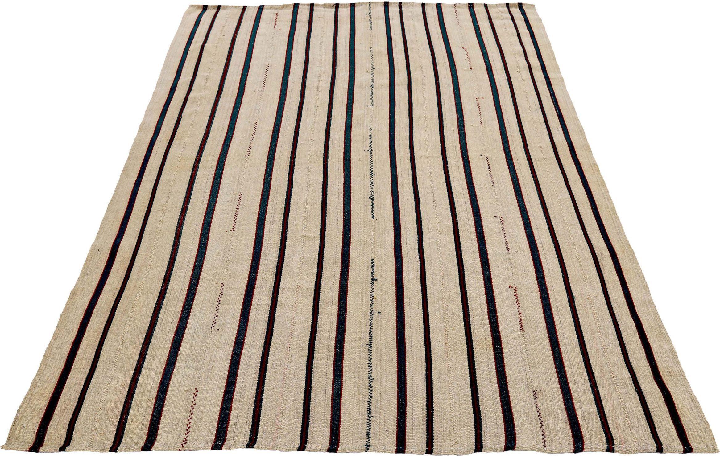 Entdecken Sie die Eleganz eines persischen Kilims mit einem kleinen Teppich von CIRCA 1910. Dieses exklusive Design aus Wolle und Braun-Elfenbein ist perfekt, um Ihren Raum zu verschönern.