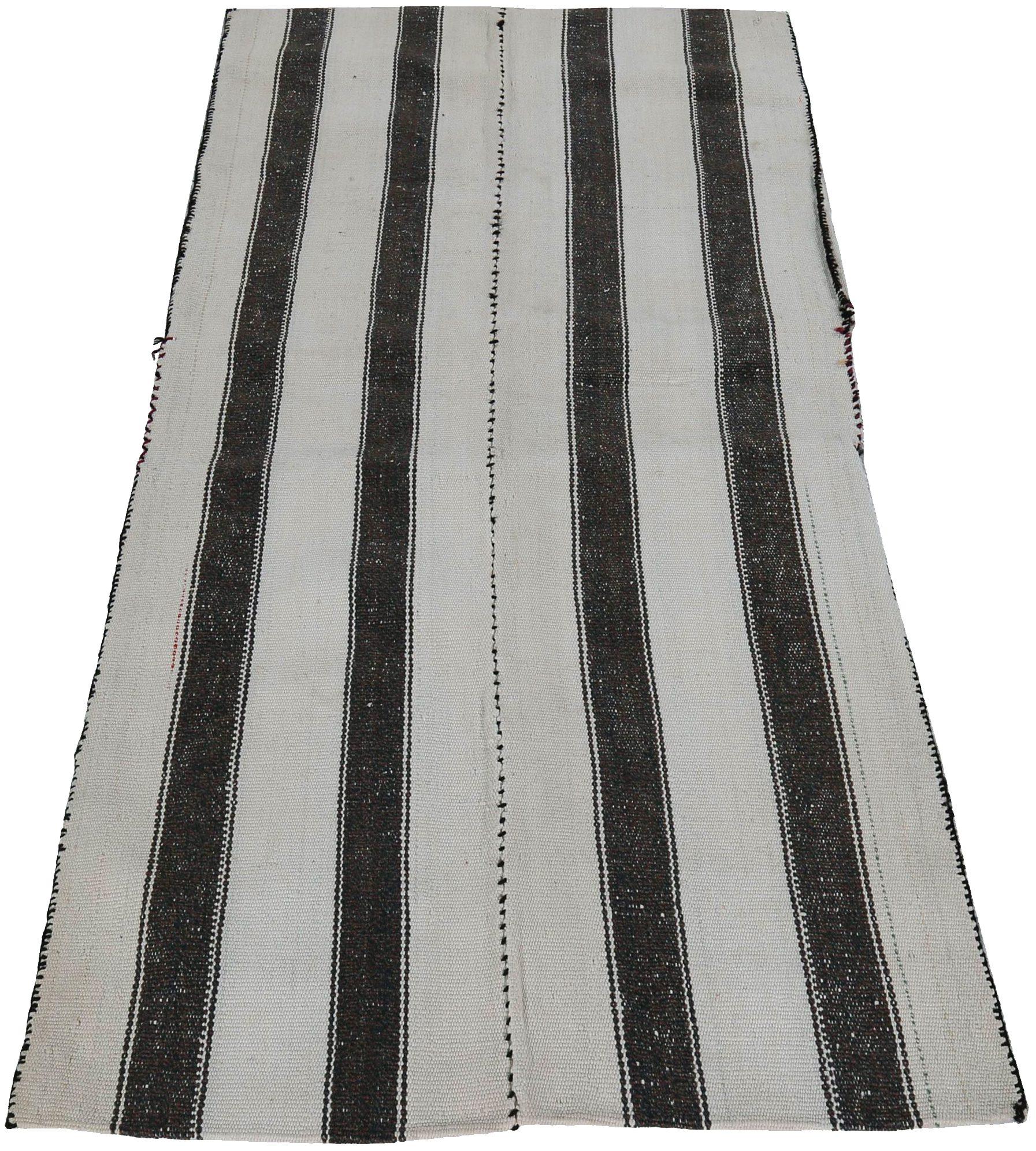 Entdecken Sie die Eleganz eines persischen Kilims mit einem kleinen Teppich von CIRCA 1910. Dieses exklusive Design aus Wolle und Braun-Elfenbein ist perfekt, um Ihren Raum zu verschönern.
