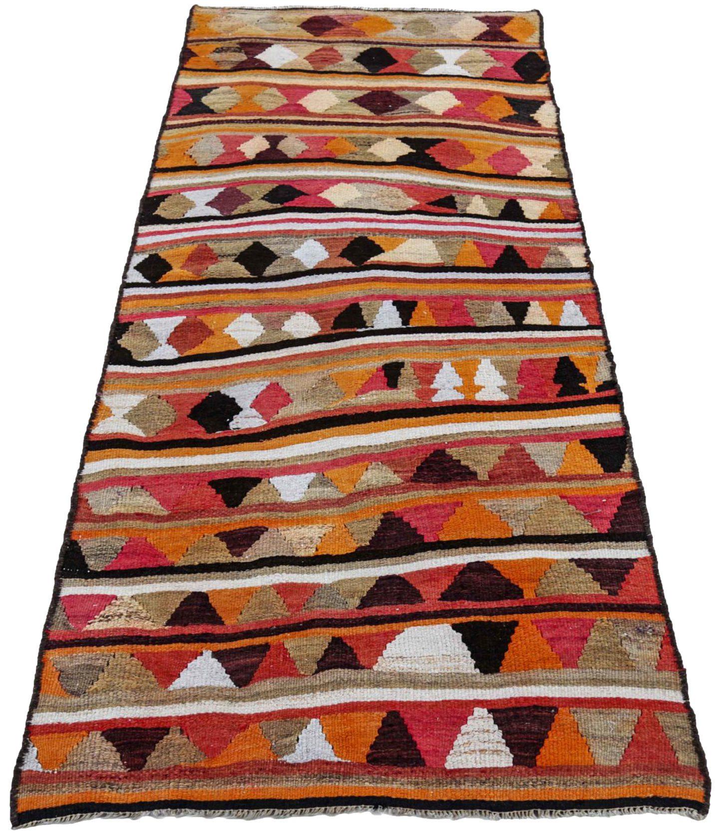 Découvrez l'élégance du Rug & Kilim persan présentant un petit tapis de Circa 1910. Conçu avec de la laine et du BrownIvoryOrangePink, ce design exclusif est parfait pour mettre en valeur votre espace.