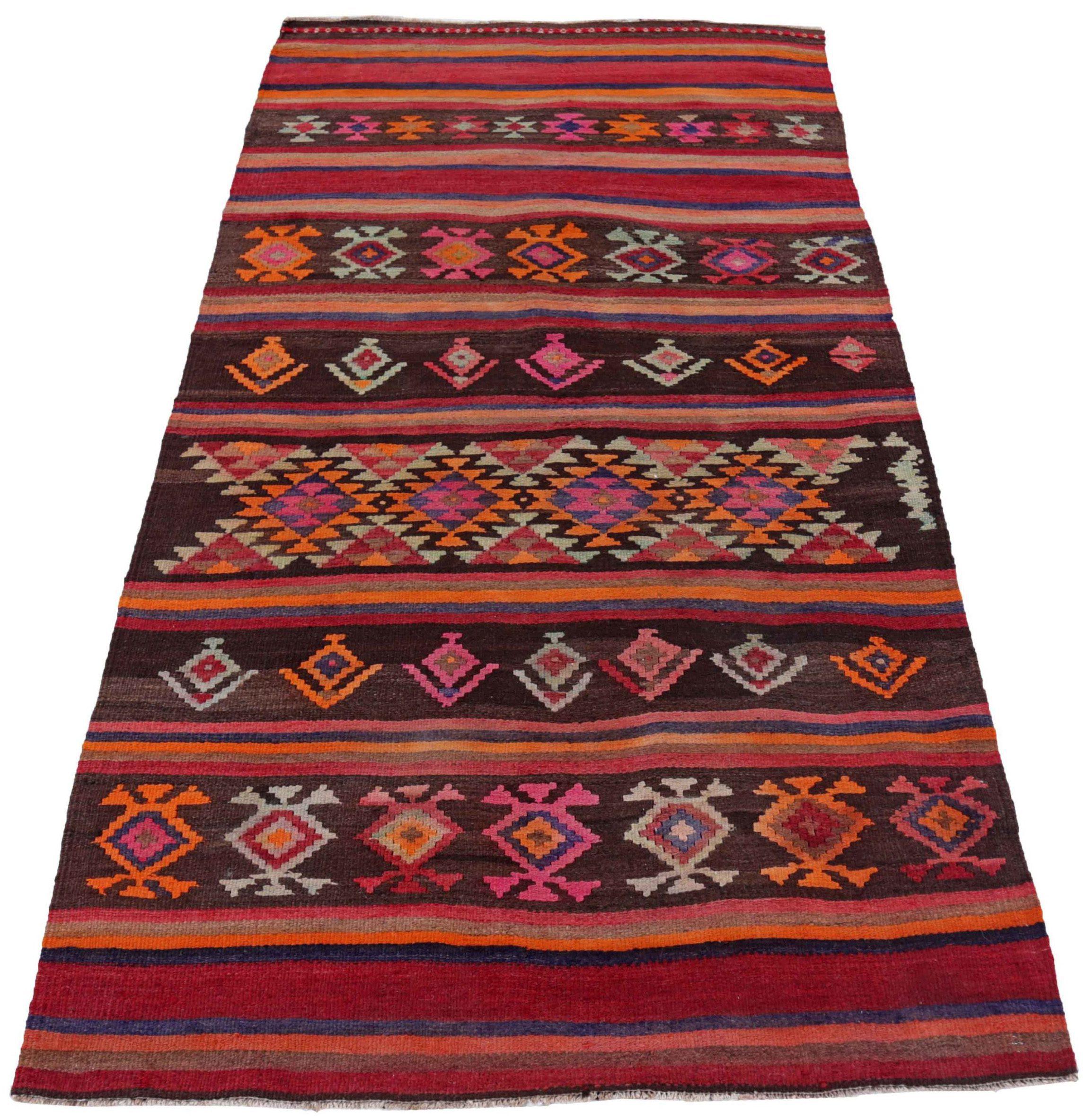 Entdecken Sie die Eleganz eines persischen Kilims mit einem kleinen Teppich von CIRCA 1910. Dieses exklusive Design aus Wolle und BraunElfenbeinOrangeRosa ist perfekt, um Ihren Raum zu verschönern.