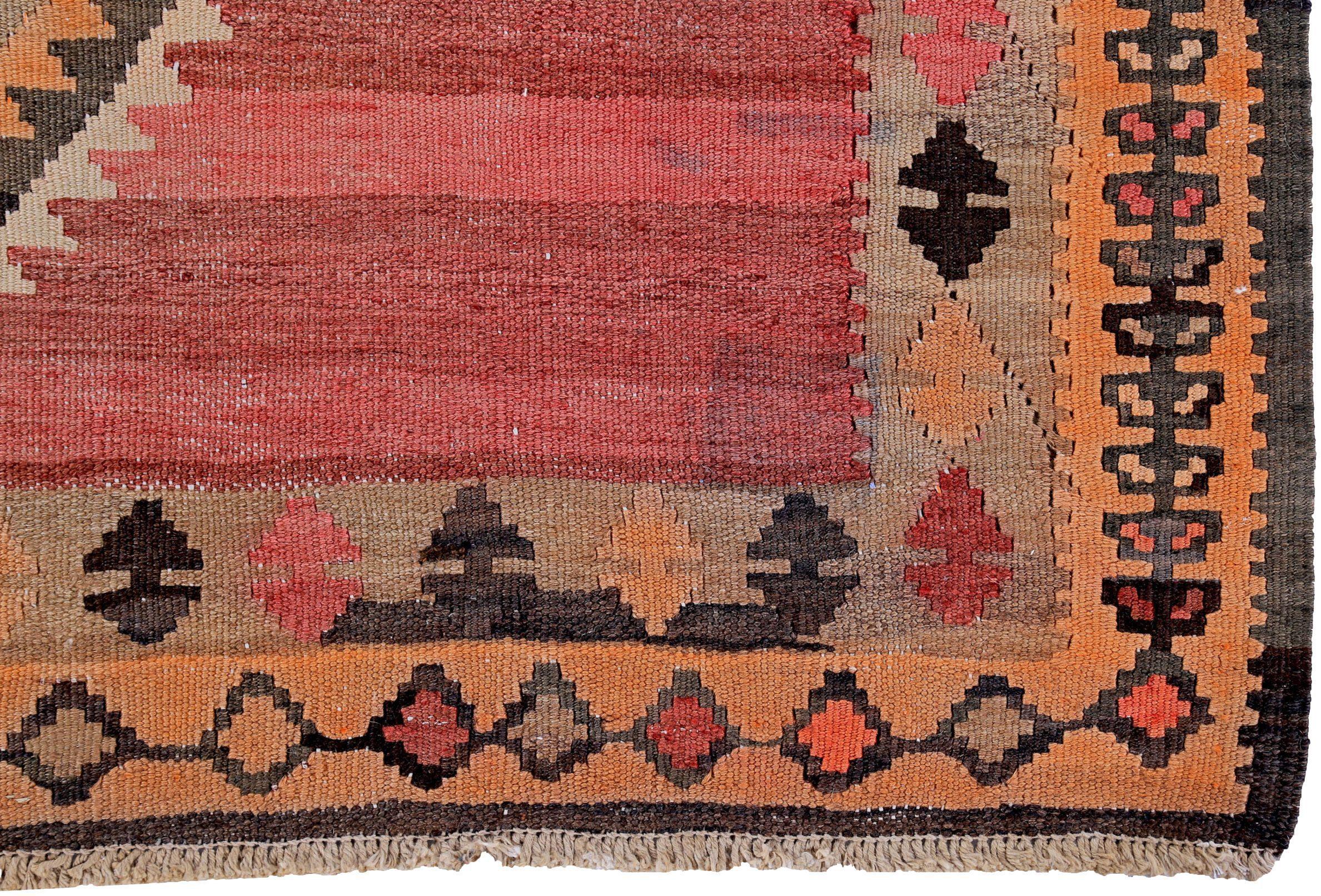Persischer Kilim Kleiner Teppich Circa 1910 - Wolle Braun Elfenbein Rosa Design - 89435 im Zustand „Hervorragend“ im Angebot in Dallas, TX