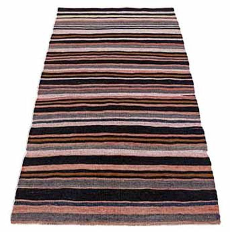 Découvrez l'élégance du Rug & Kilim persan présentant un petit tapis de Circa 1910. Conçu avec de la laine et du BrownIvoryPink, ce design exclusif est parfait pour mettre en valeur votre espace.