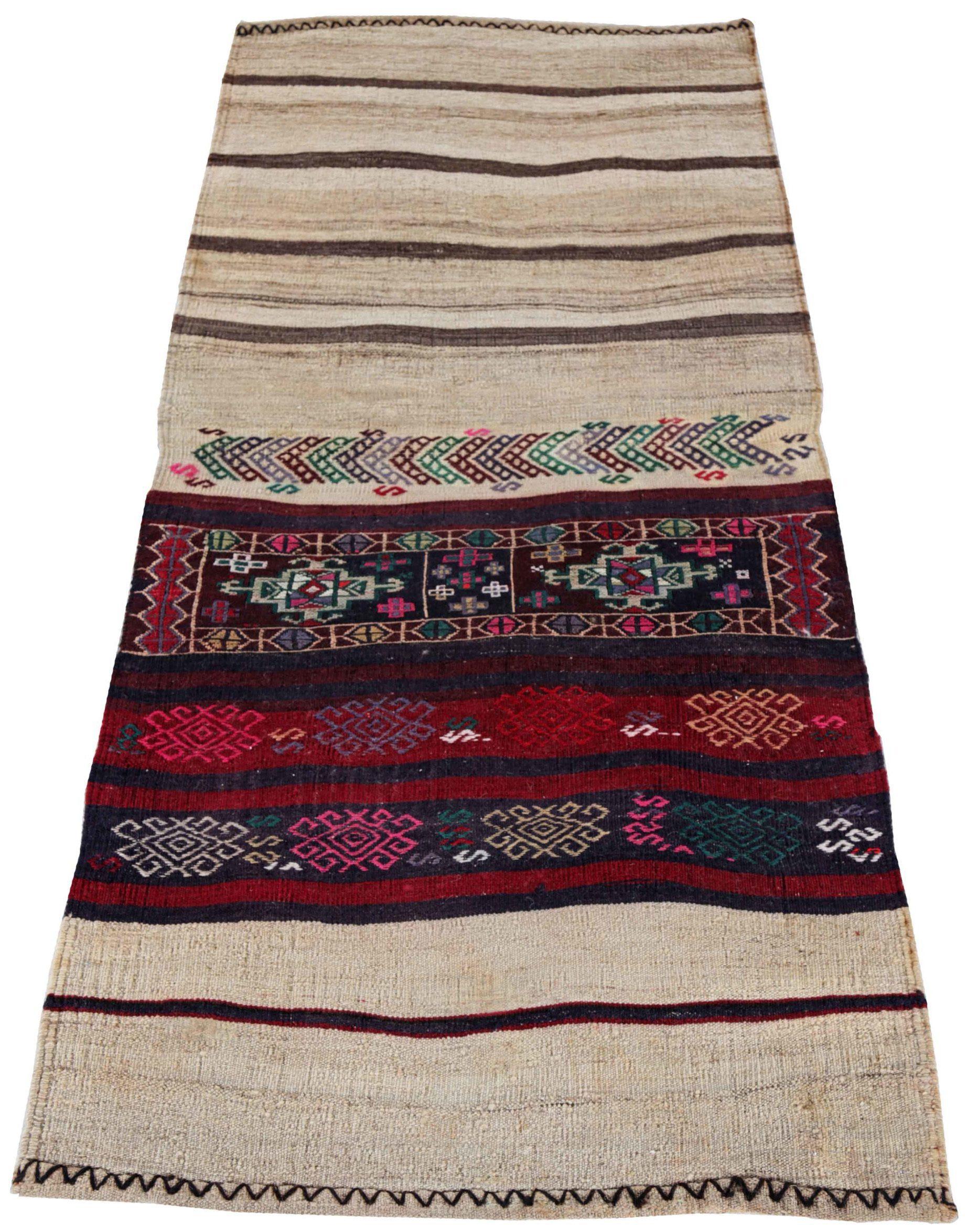 Entdecken Sie die Eleganz eines persischen Kilims mit einem kleinen Teppich von CIRCA 1910. Dieses exklusive Design aus Wolle und Braun-Elfenbein-Rosa-Purpelrot ist perfekt, um Ihren Raum zu verschönern.