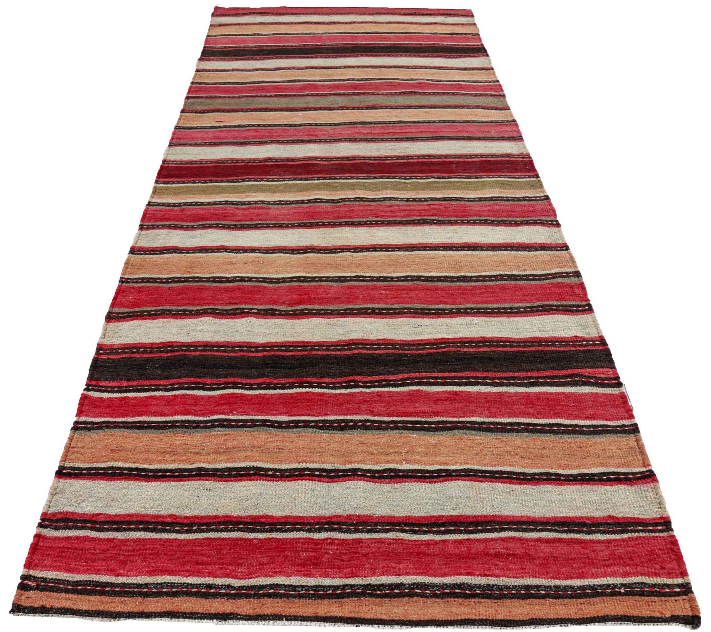 Entdecken Sie die Eleganz eines persischen Kilims mit einem kleinen Teppich von CIRCA 1910. Dieses exklusive Design aus Wolle und Braun-Elfenbein-Rosa ist perfekt, um Ihren Raum zu verschönern.