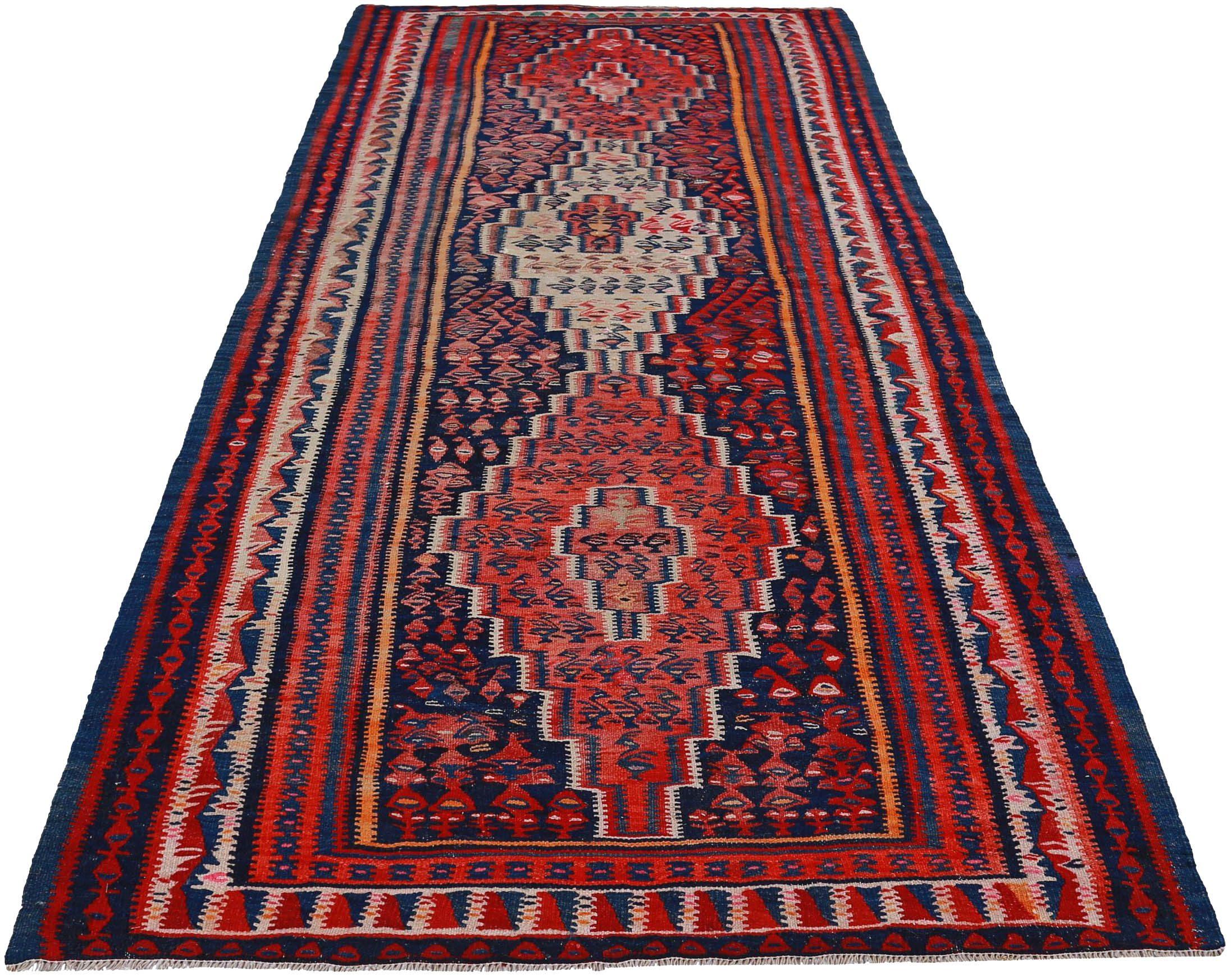 Entdecken Sie die Eleganz eines persischen Kilims mit einem kleinen Teppich von CIRCA 1910. Dieses exklusive Design aus Wolle und Braun-Elfenbein-Rot ist perfekt, um Ihren Raum zu verschönern.