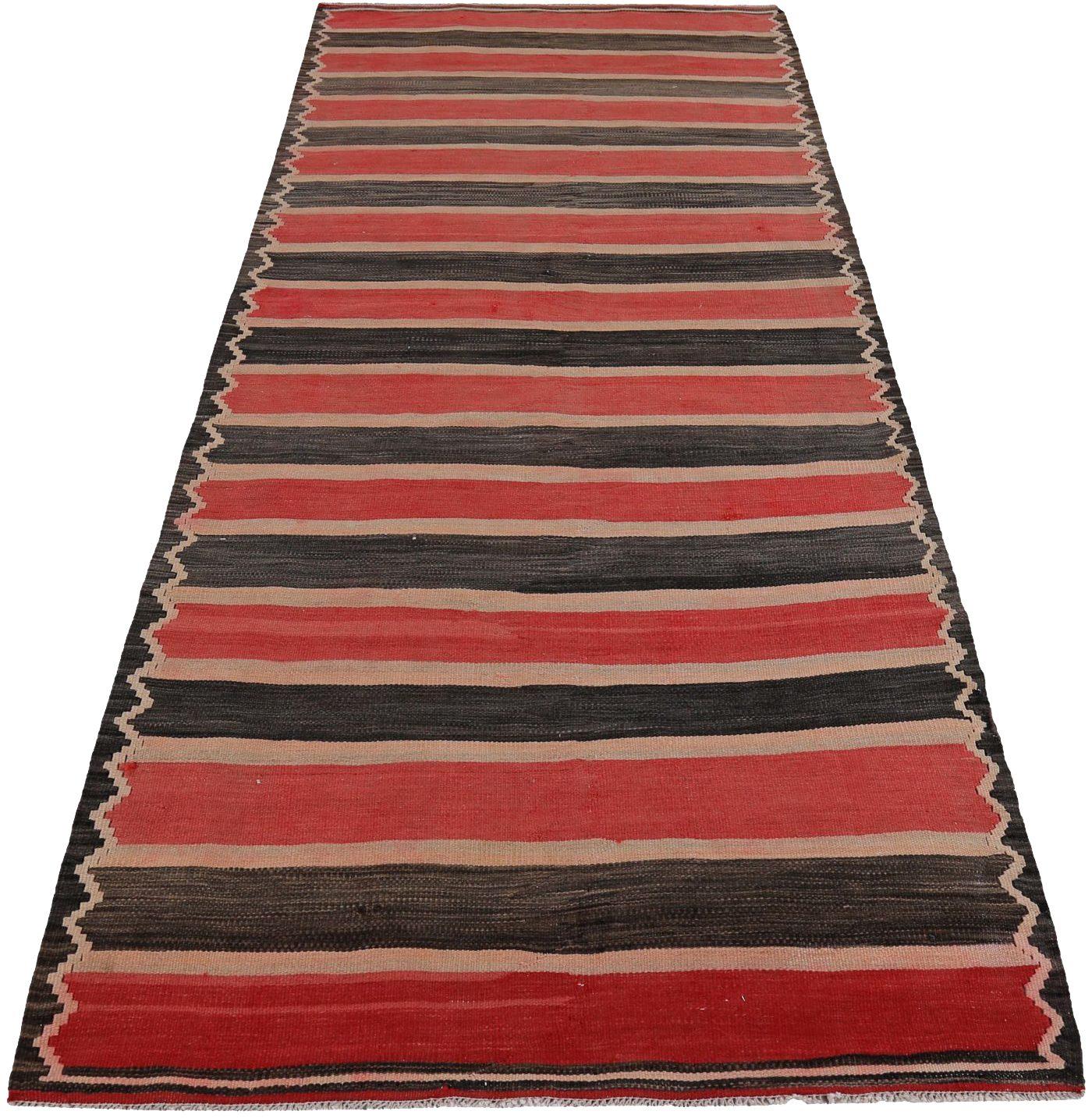 Entdecken Sie die Eleganz eines persischen Kilims mit einem kleinen Teppich von CIRCA 1910. Dieses exklusive Design aus Wolle und Braun-Elfenbein-Rot ist perfekt, um Ihren Raum zu verschönern.