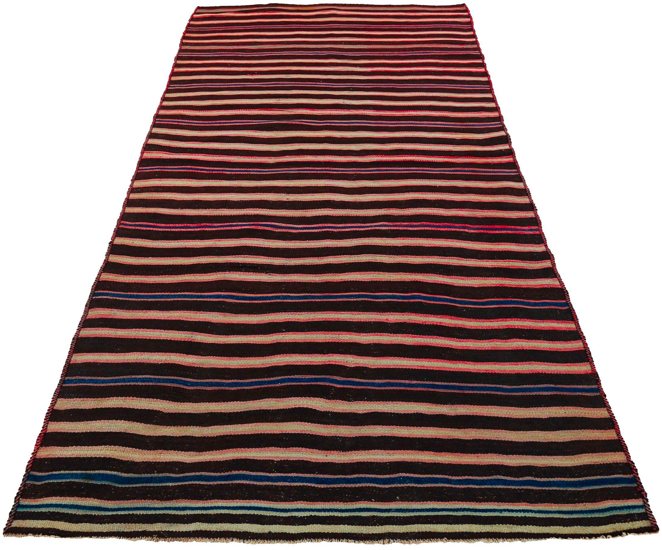 Entdecken Sie die Eleganz eines persischen Kilims mit einem kleinen Teppich von CIRCA 1910. Dieses exklusive Design aus Wolle und Braun-Elfenbein-Rot ist perfekt, um Ihren Raum zu verschönern.