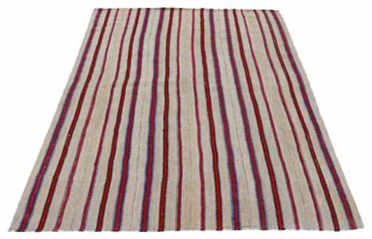 Entdecken Sie die Eleganz eines persischen Kilims mit einem kleinen Teppich von CIRCA 1910. Dieses exklusive Design aus Wolle und Braun-Elfenbein-Rot ist perfekt, um Ihren Raum zu verschönern.