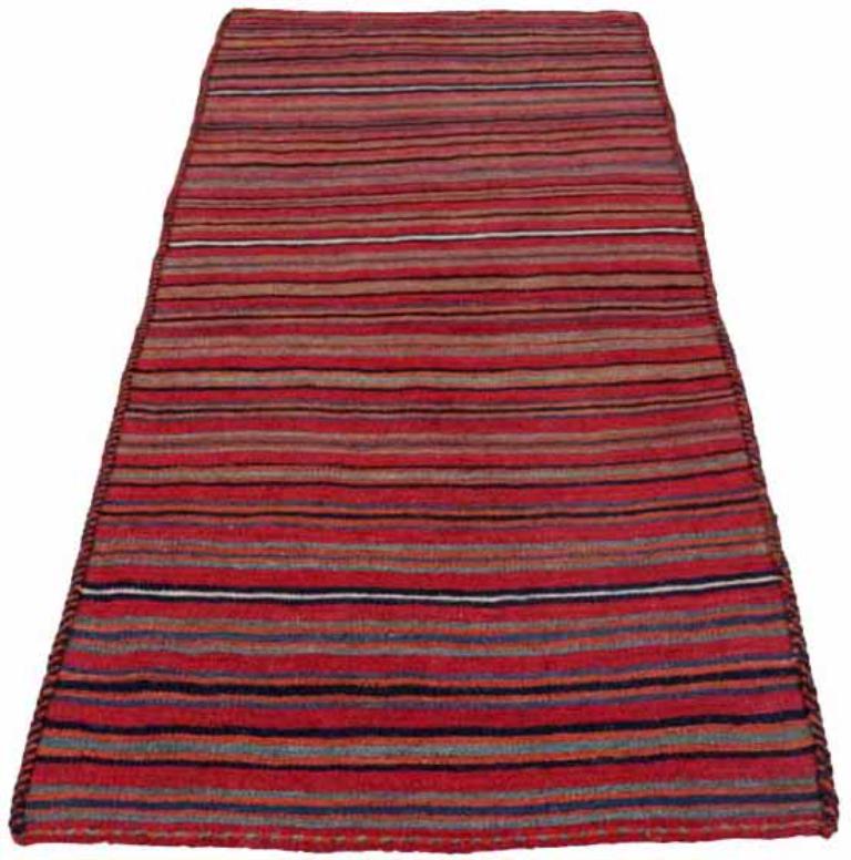 Entdecken Sie die Eleganz eines persischen Kilims mit einem kleinen Teppich von CIRCA 1910. Dieses exklusive Design aus Wolle und Braun-Elfenbein-Rot ist perfekt, um Ihren Raum zu verschönern.