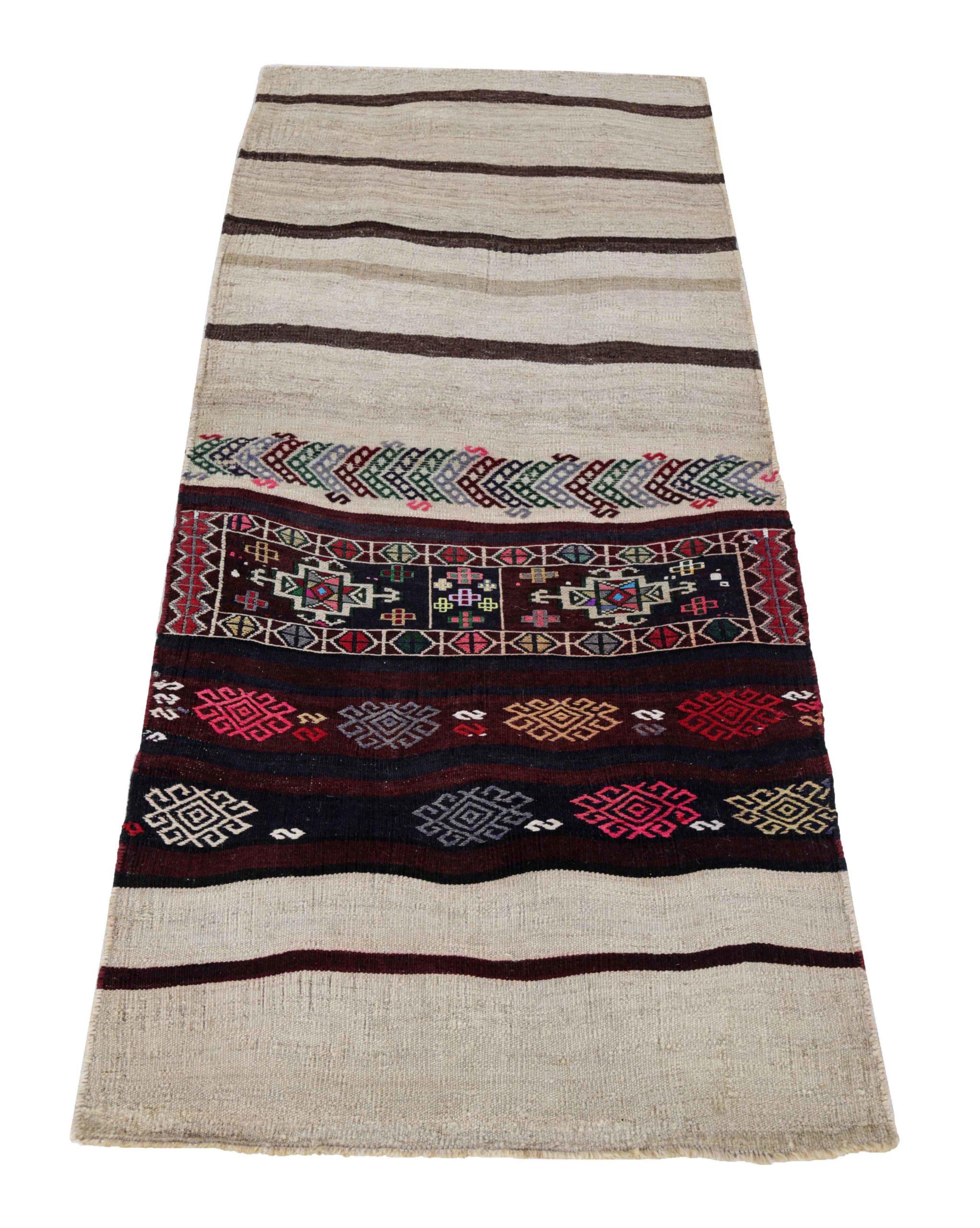 Entdecken Sie die Eleganz eines persischen Kilims mit einem kleinen Teppich von CIRCA 1910. Dieses exklusive Design aus Wolle und Braun-Elfenbein-Rot ist perfekt, um Ihren Raum zu verschönern.
