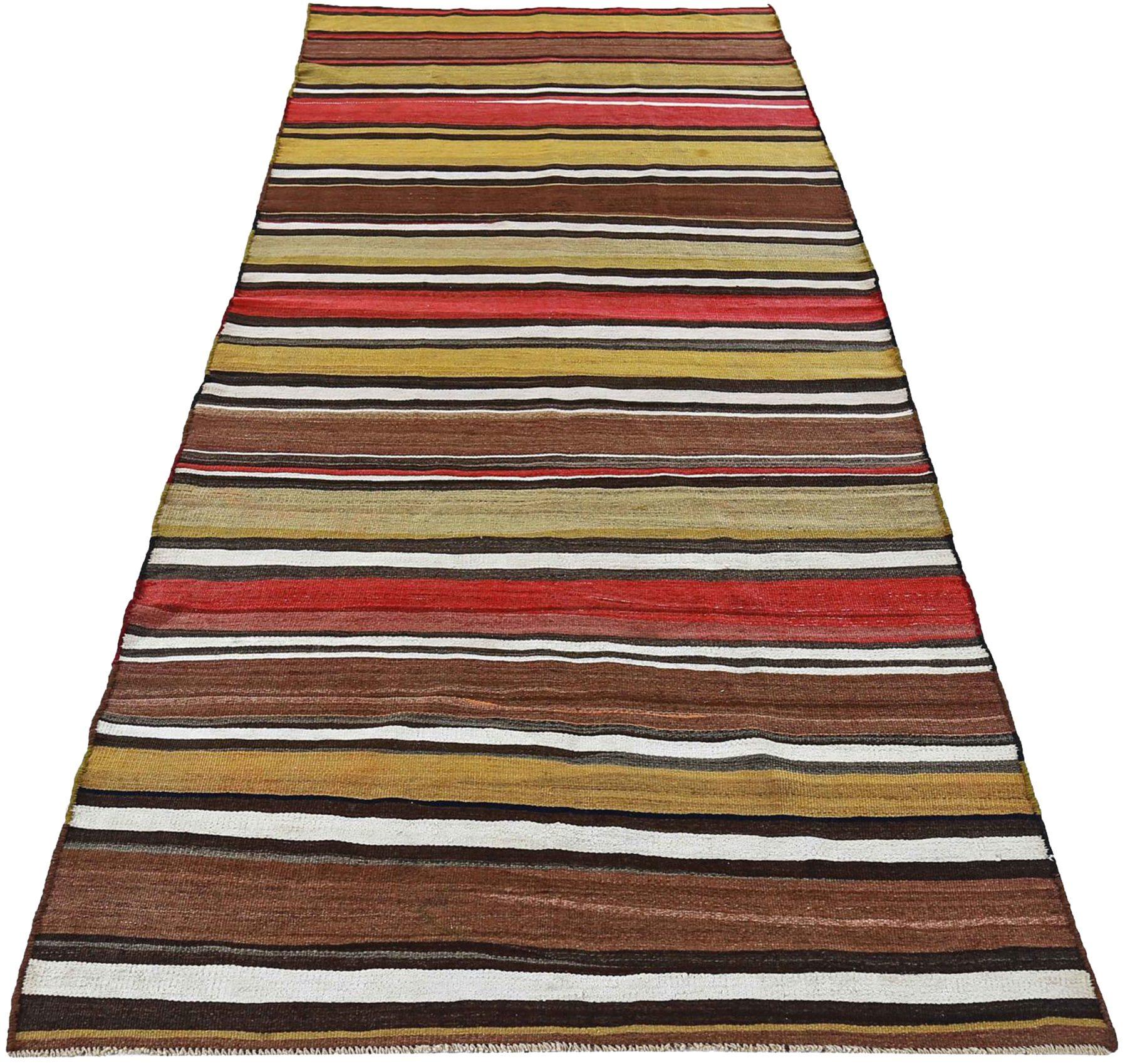Entdecken Sie die Eleganz eines persischen Kilims mit einem kleinen Teppich von CIRCA 1910. Dieses exklusive Design aus Wolle und Braun-Elfenbein-Rot-Gelb ist perfekt, um Ihren Raum zu verschönern.