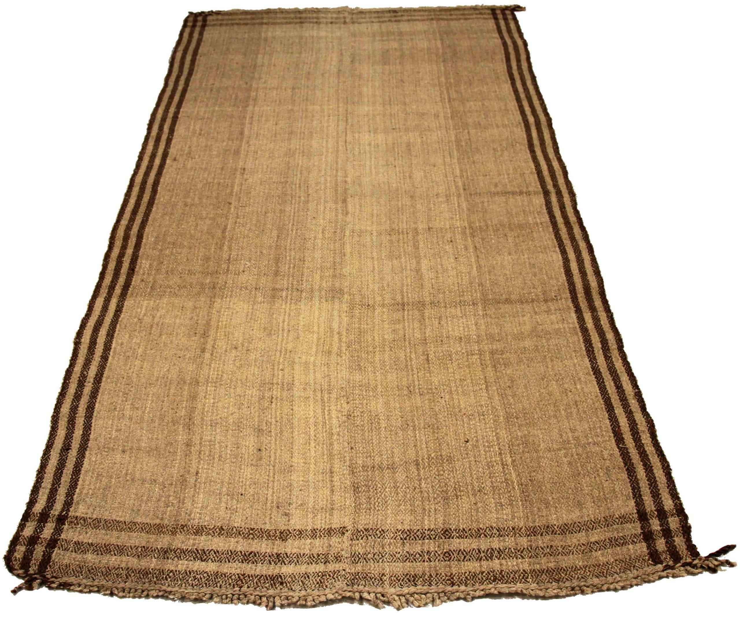 Entdecken Sie die Eleganz eines persischen Kilims mit einem kleinen Teppich von CIRCA 1910. Dieses exklusive Design aus Wolle und Braun-Elfenbein-Taupe ist perfekt, um Ihren Raum zu verschönern.