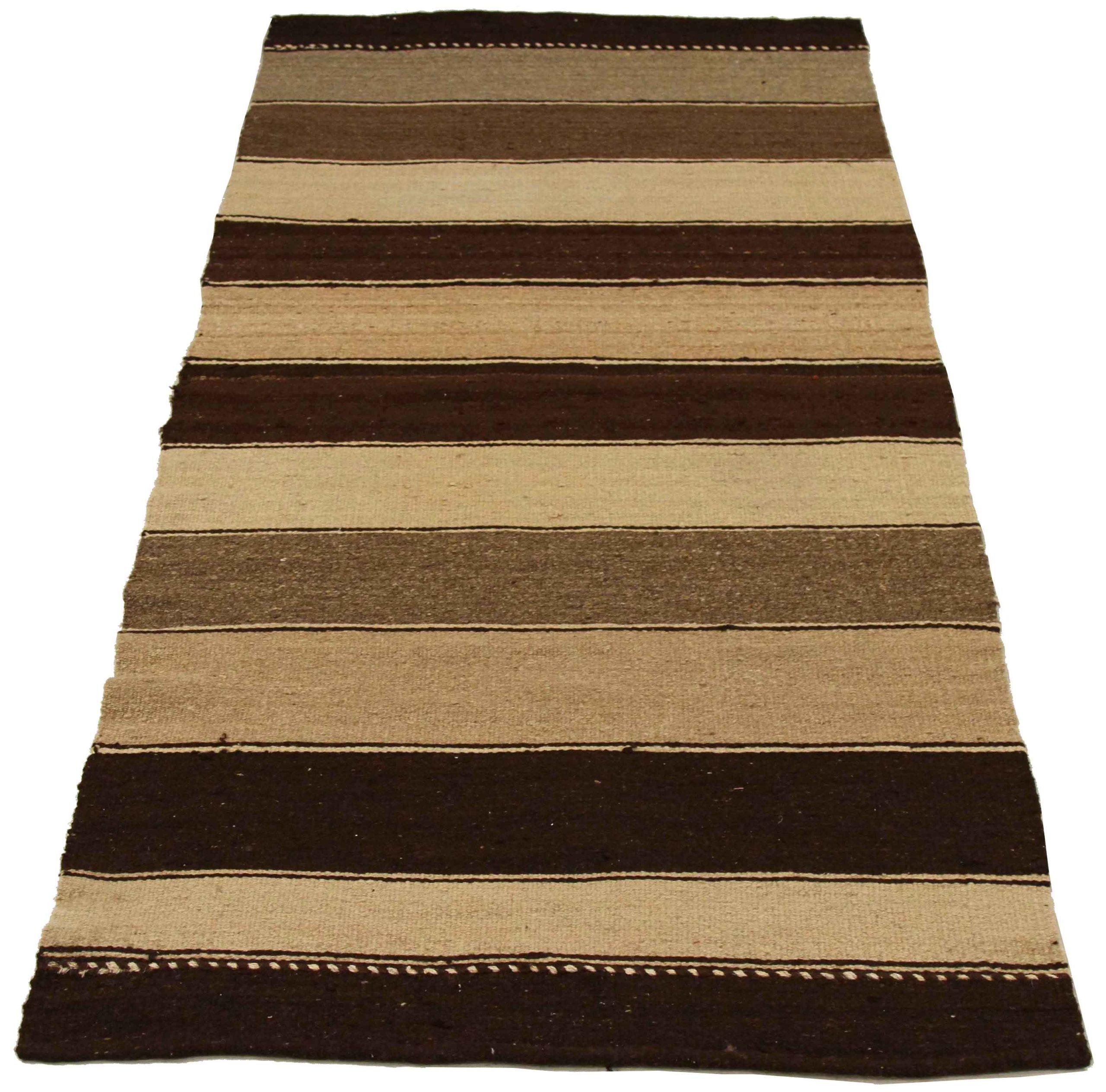 Découvrez l'élégance du Rug & Kilim persan présentant un petit tapis de Circa 1910. Conçu avec de la laine et du BrownIvoryTaupe, ce design exclusif est parfait pour mettre en valeur votre espace.