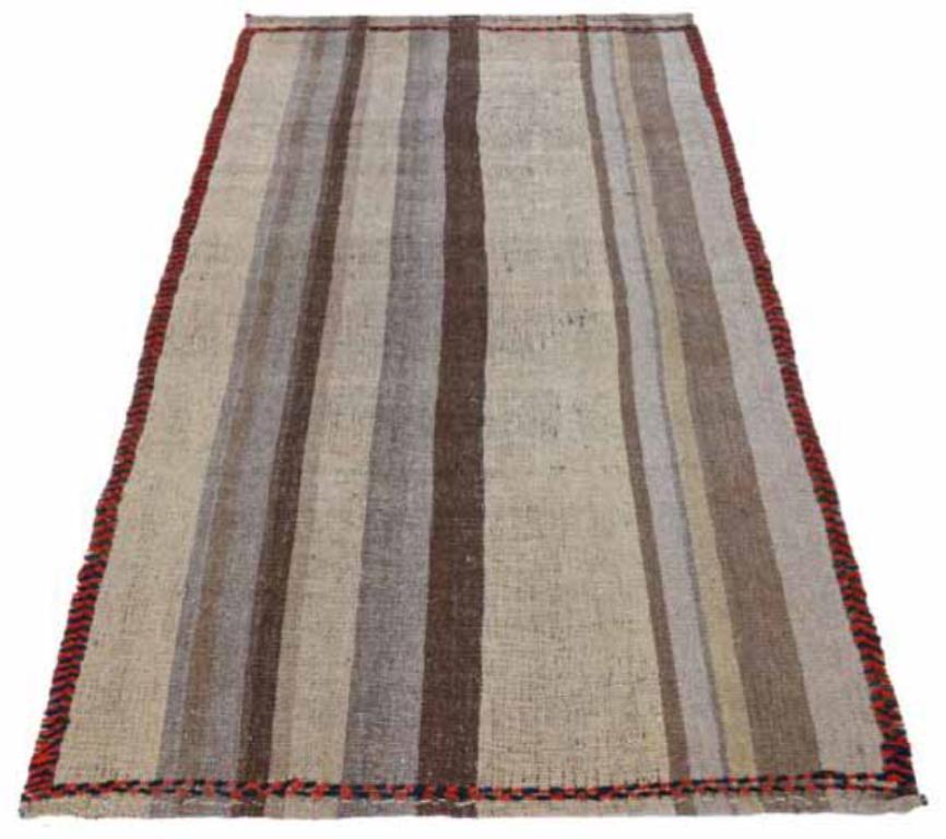 Entdecken Sie die Eleganz eines persischen Kilims mit einem kleinen Teppich von CIRCA 1910. Dieses exklusive Design aus Wolle und Braun-Elfenbein-Taupe ist perfekt, um Ihren Raum zu verschönern.