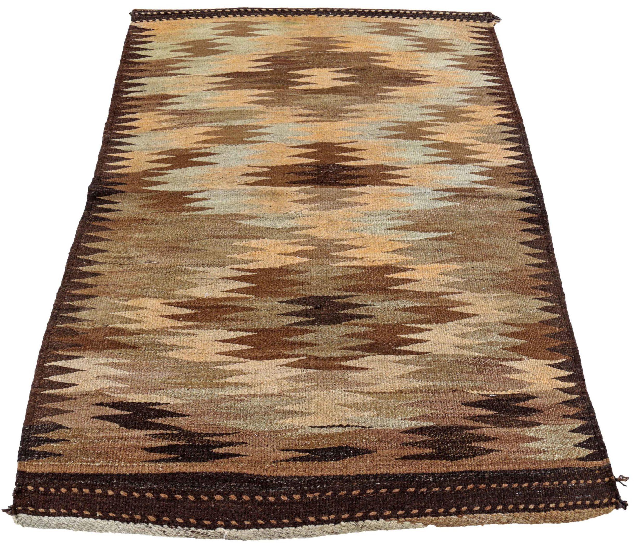 Scopri l'eleganza del Rug & Kilim persiano, caratterizzato da un piccolo tappeto del 1910. Progettato con lana e giallo marrone-avorio, questo design esclusivo è perfetto per valorizzare il tuo spazio.