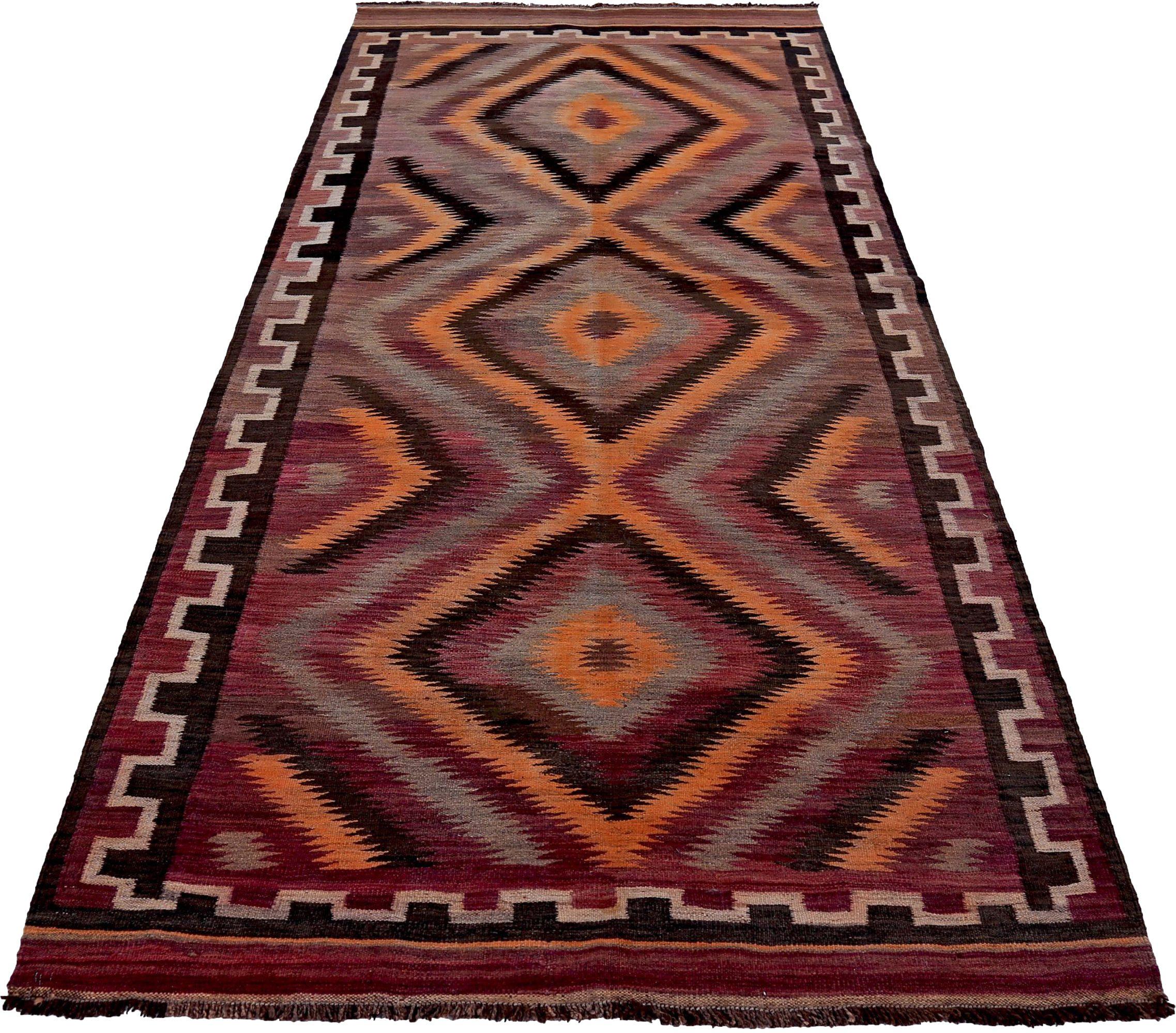 Entdecken Sie die Eleganz eines persischen Kilims mit einem kleinen Teppich von CIRCA 1910. Dieses exklusive Design aus Wolle und BrownOrangePink ist perfekt, um Ihren Raum zu verschönern.