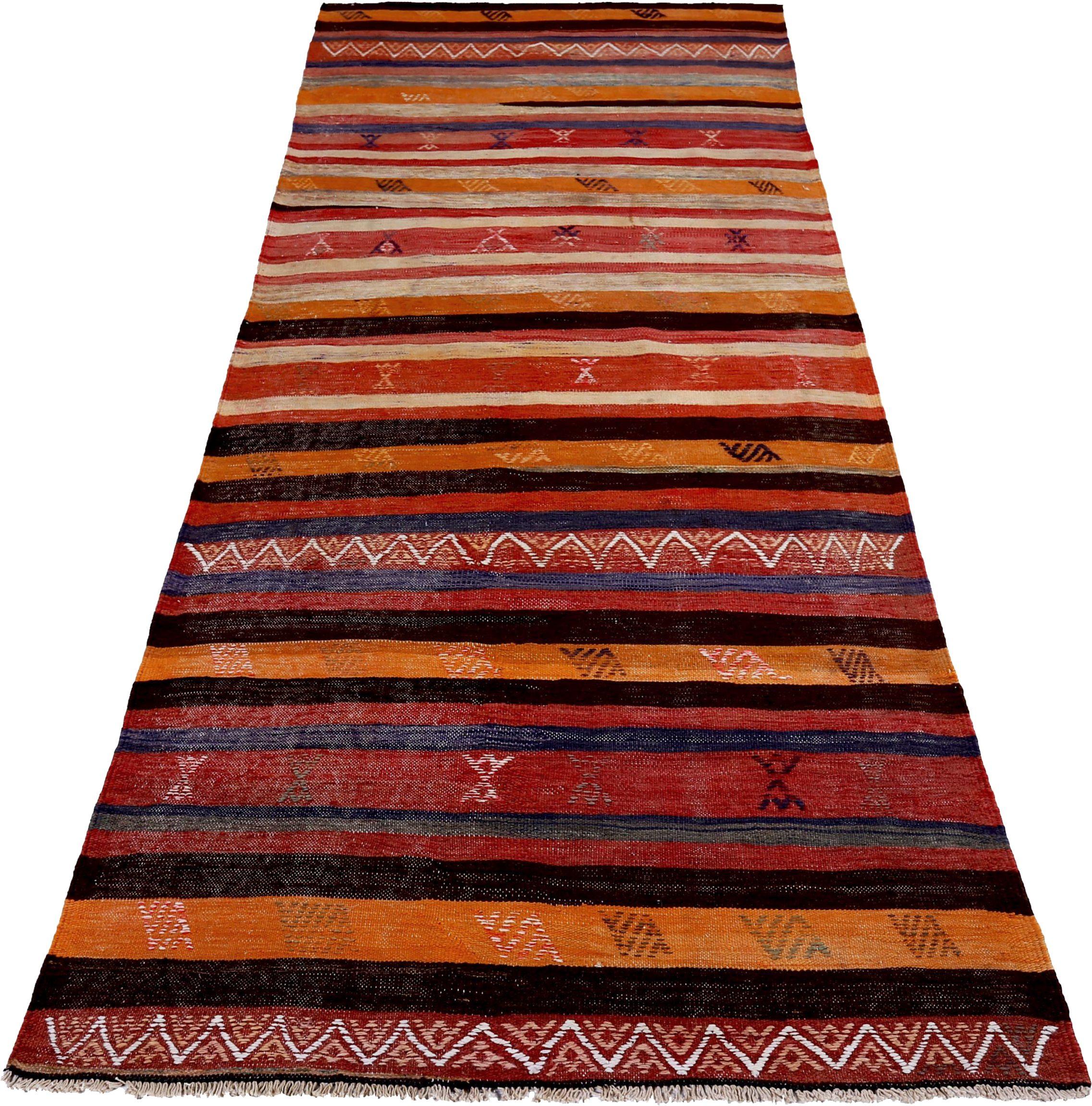 Entdecken Sie die Eleganz eines persischen Kilims mit einem kleinen Teppich von CIRCA 1910. Dieses exklusive Design aus Wolle und BraunOrangeRot ist perfekt, um Ihren Raum zu verschönern.