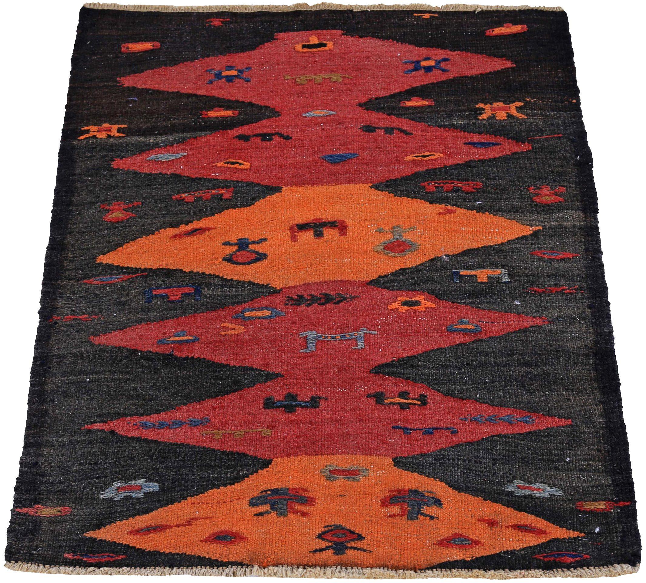 Découvrez l'élégance du Rug & Kilim persan présentant un petit tapis de Circa 1910. Conçu avec de la laine et du Design/One, ce design exclusif est parfait pour mettre en valeur votre espace.