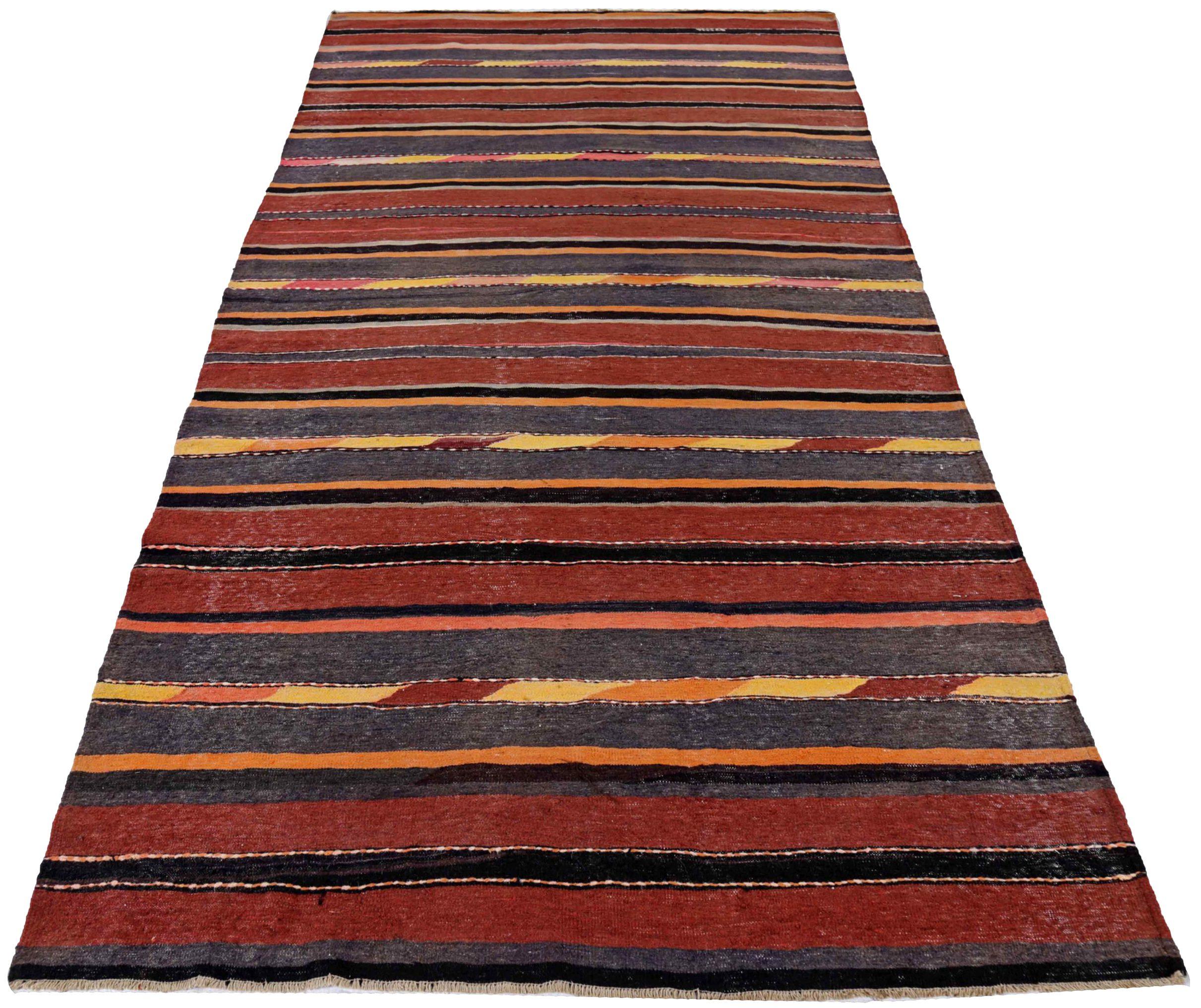 Entdecken Sie die Eleganz eines persischen Kilims mit einem kleinen Teppich von CIRCA 1910. Dieses exklusive Design aus Wolle und BraunOrangeRotGelb ist perfekt, um Ihren Raum zu verschönern.