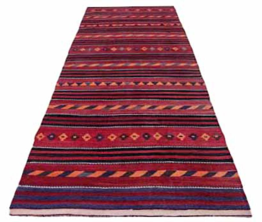 Entdecken Sie die Eleganz eines persischen Kilims mit einem kleinen Teppich von CIRCA 1910. Dieses exklusive Design aus Wolle und BrownPinkRed ist perfekt, um Ihren Raum zu verschönern.