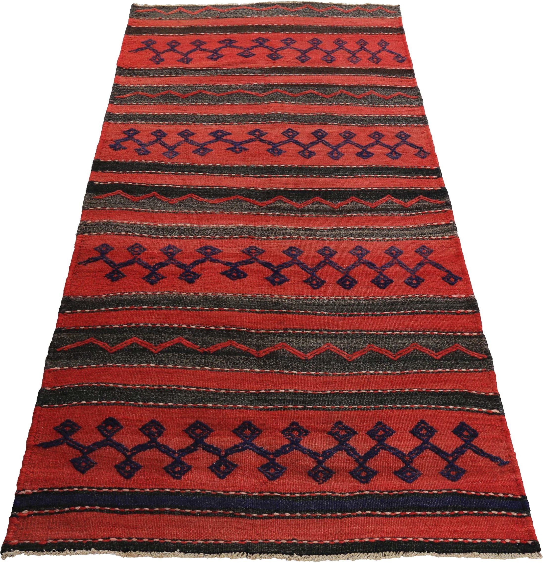 Découvrez l'élégance du Rug & Kilim persan présentant un petit tapis de Circa 1910. Conçu avec de la laine et du BrownRed, ce design exclusif est parfait pour mettre en valeur votre espace.