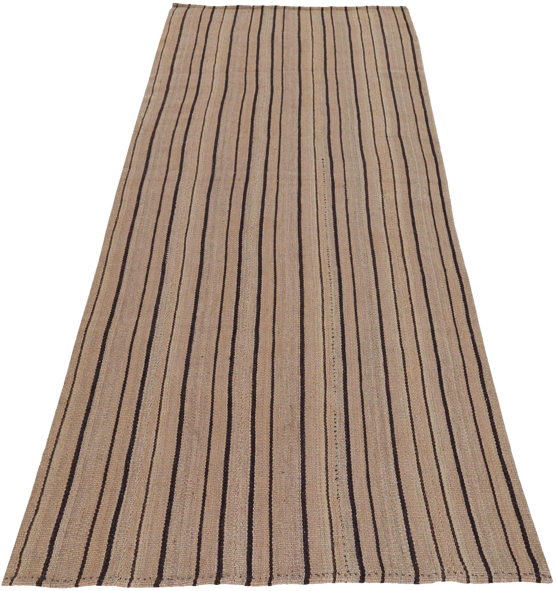 Entdecken Sie die Eleganz eines persischen Kilims mit einem kleinen Teppich von CIRCA 1910. Dieses exklusive Design aus Wolle und BrownTaupe ist perfekt, um Ihren Raum zu verschönern.