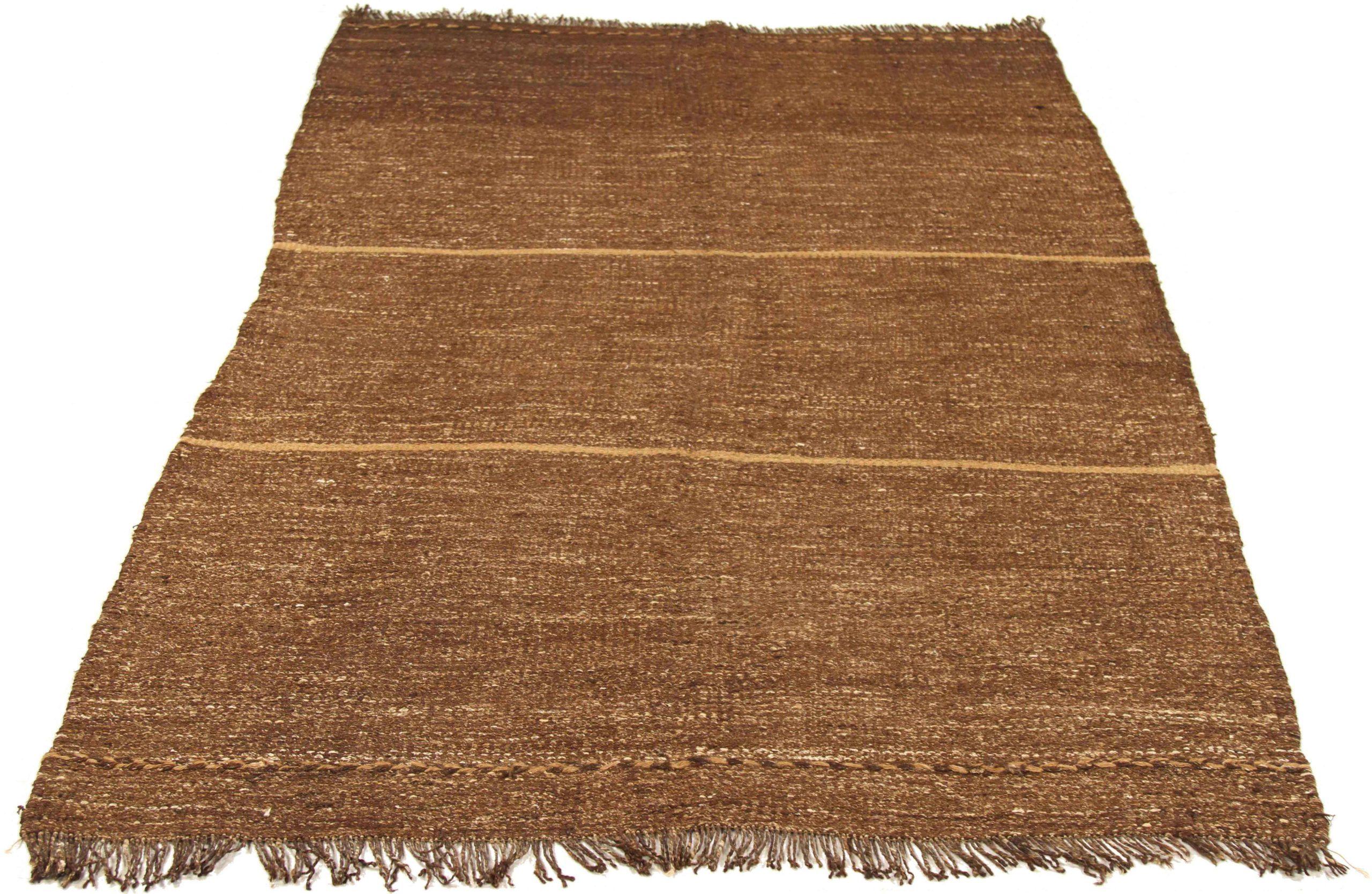 Entdecken Sie die Eleganz eines persischen Kilims mit einem kleinen Teppich von CIRCA 1910. Dieses exklusive Design mit Wolle und BrownYellow ist perfekt, um Ihren Raum zu verschönern.