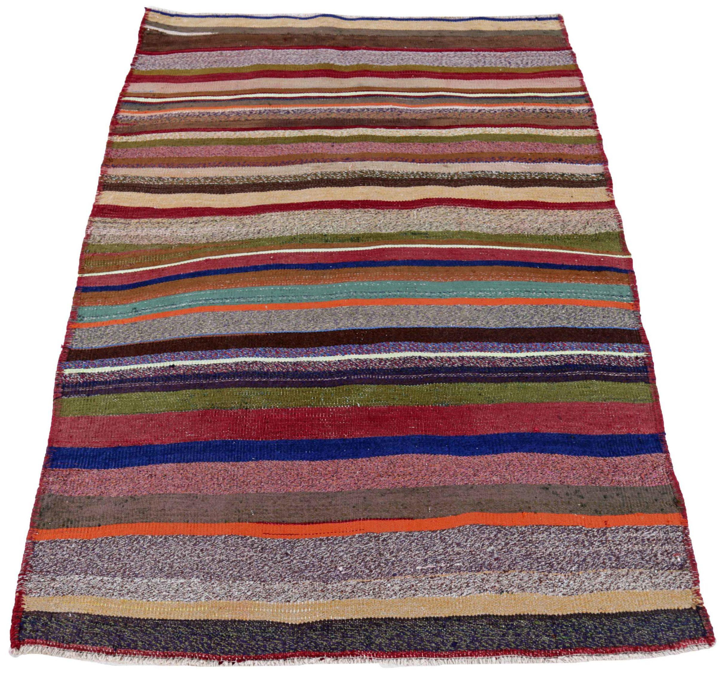 Entdecken Sie die Eleganz eines persischen Kilims mit einem kleinen Teppich von CIRCA 1910. Dieses exklusive Design aus Wolle und GrünElfenbeinOrangeRosa ist perfekt, um Ihren Raum zu verschönern.