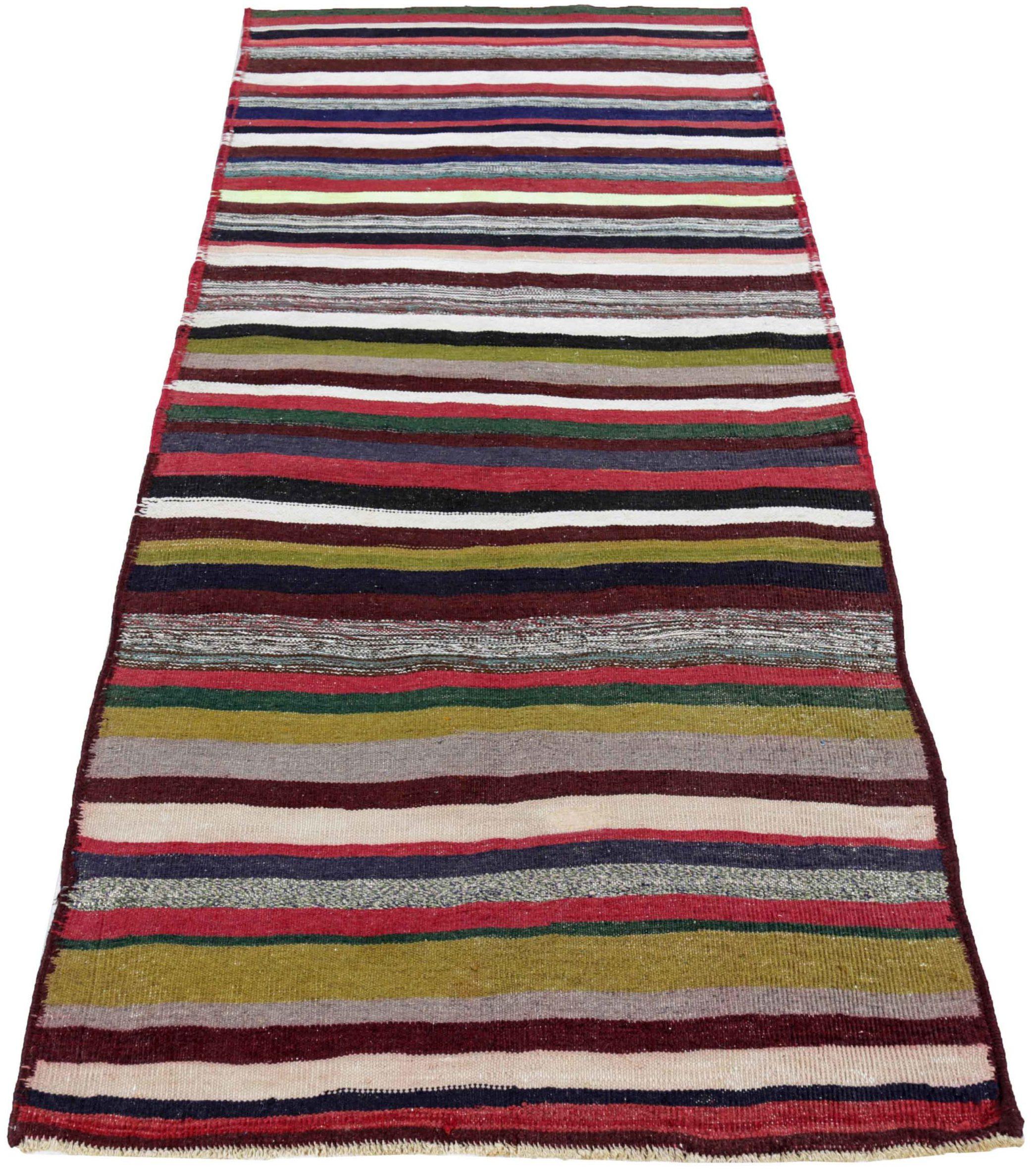Entdecken Sie die Eleganz eines persischen Kilims mit einem kleinen Teppich von CIRCA 1910. Dieses exklusive Design aus Wolle und GreenIvoryRed ist perfekt, um Ihren Raum zu verschönern.