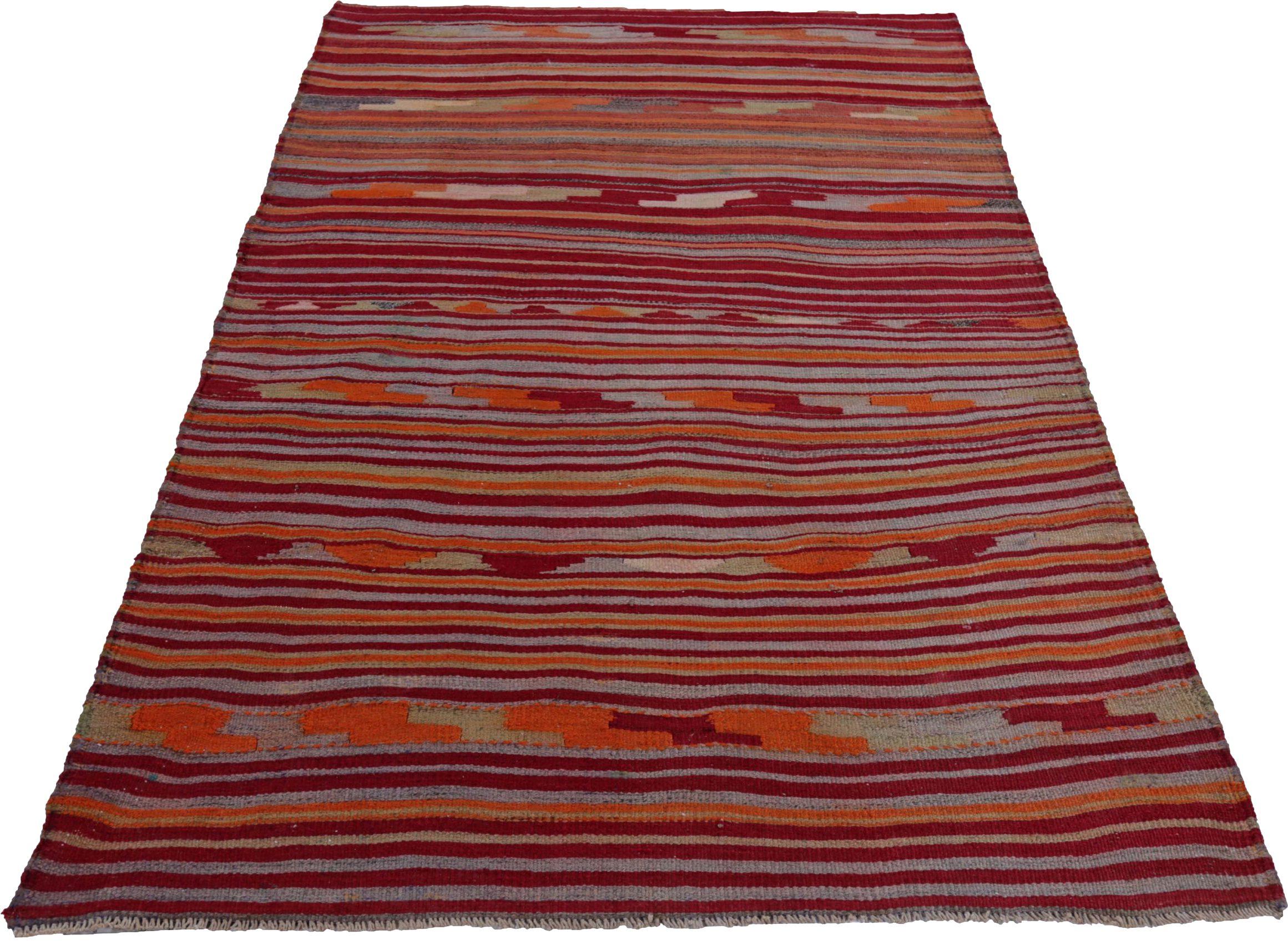 Entdecken Sie die Eleganz eines persischen Kilims mit einem kleinen Teppich von CIRCA 1910. Mit Wolle und GreenOrangeRed entworfen, ist dieses exklusive Design perfekt, um Ihren Raum zu verschönern.