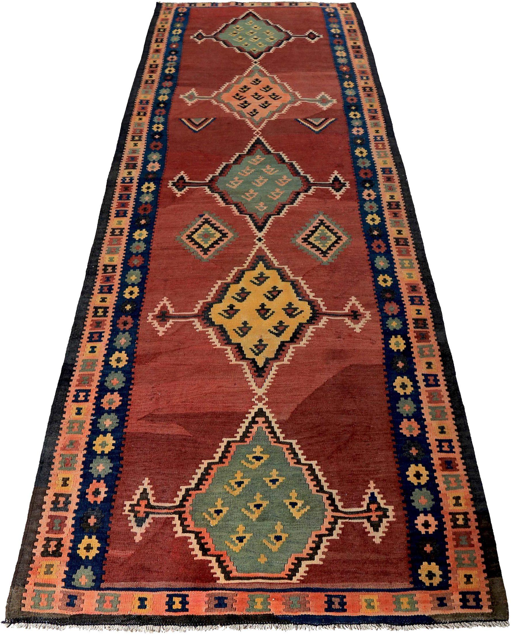Entdecken Sie die Eleganz eines persischen Kilims mit einem kleinen Teppich von CIRCA 1910. Dieses exklusive Design aus Wolle und GreenPinkRed ist perfekt, um Ihren Raum zu verschönern.
