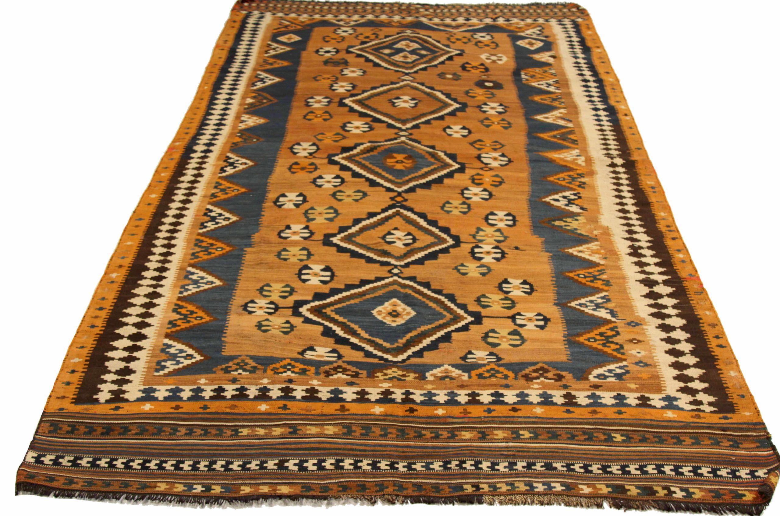 Entdecken Sie die Eleganz eines persischen Kilims mit einem kleinen Teppich von CIRCA 1910. Dieses exklusive Design aus Wolle in den Farben Elfenbein, Marineblau und Orange eignet sich perfekt, um Ihren Raum zu verschönern.