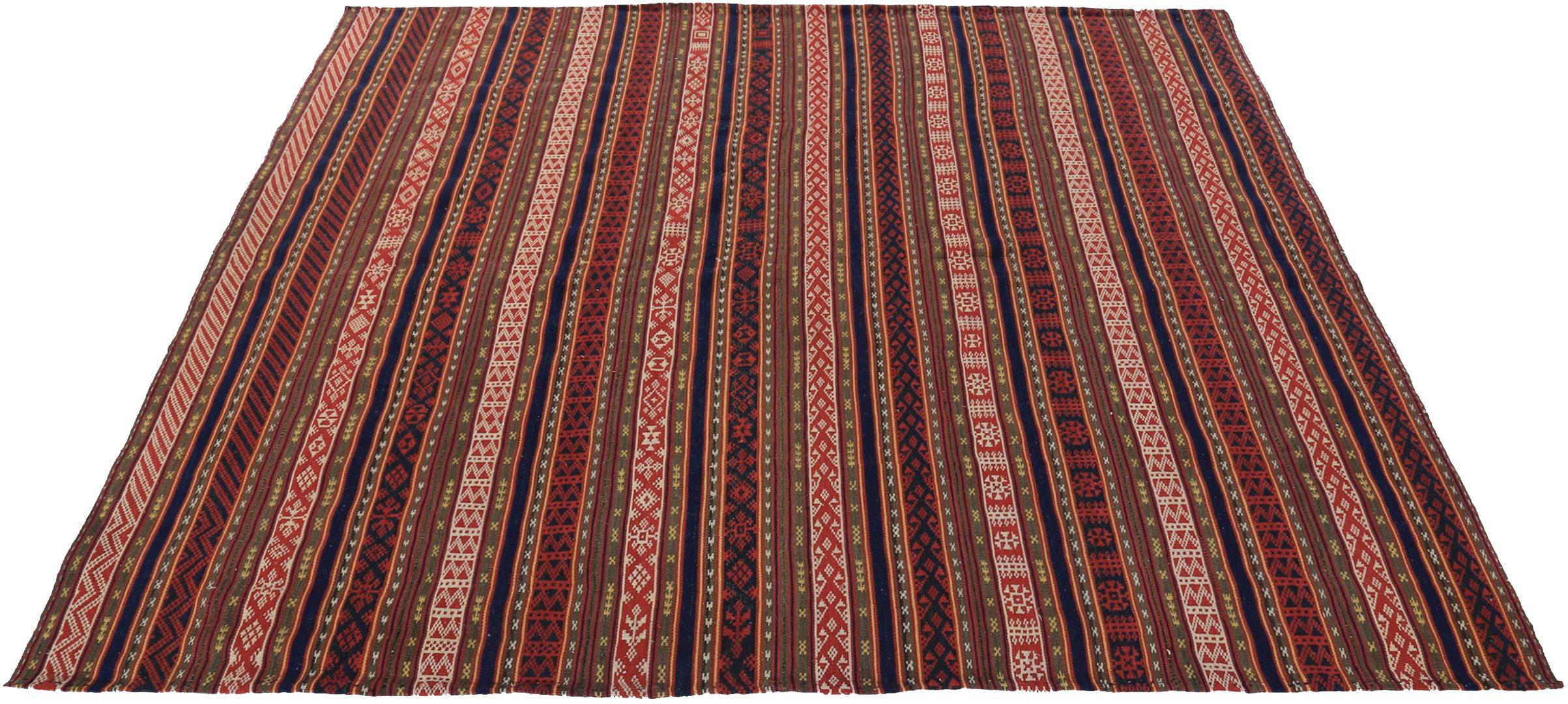 Entdecken Sie die Eleganz eines persischen Kilims mit einem kleinen Teppich von CIRCA 1910. Dieses exklusive Design aus Wolle und ElfenbeinMarineblauRot ist perfekt, um Ihren Raum zu verschönern.