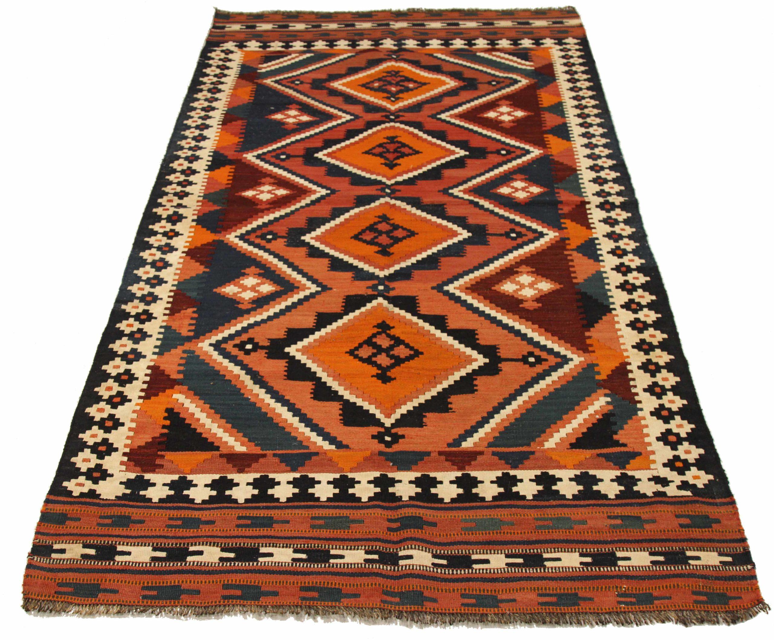 Entdecken Sie die Eleganz eines persischen Kilims mit einem kleinen Teppich von CIRCA 1910. Dieses exklusive Design aus Wolle und ElfenbeinOrangeRot ist perfekt, um Ihren Raum zu verschönern.