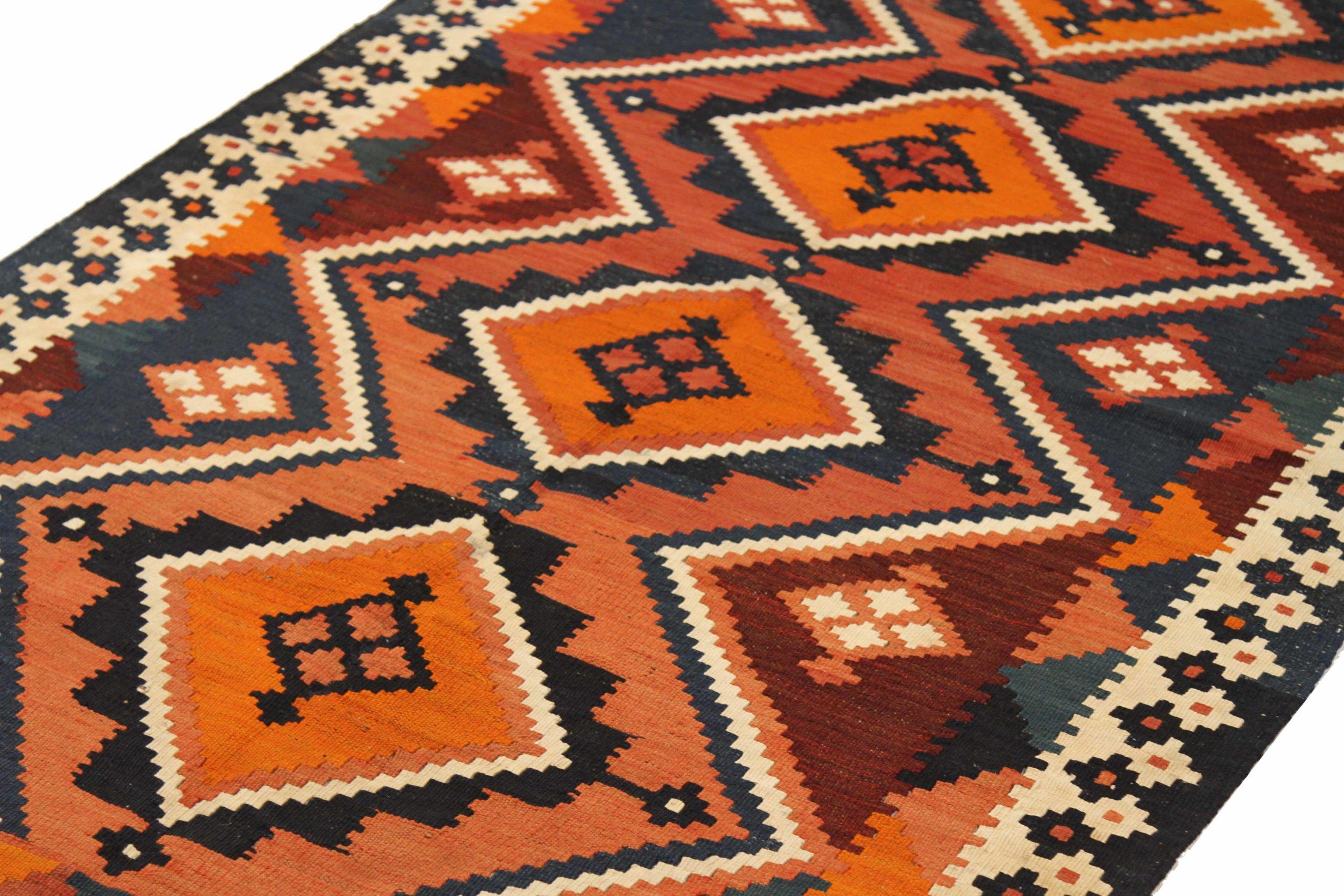 Persischer Kelim-Teppich Circa 1910 - Wolle Elfenbein Orange Rot 73870 (Asiatisch) im Angebot