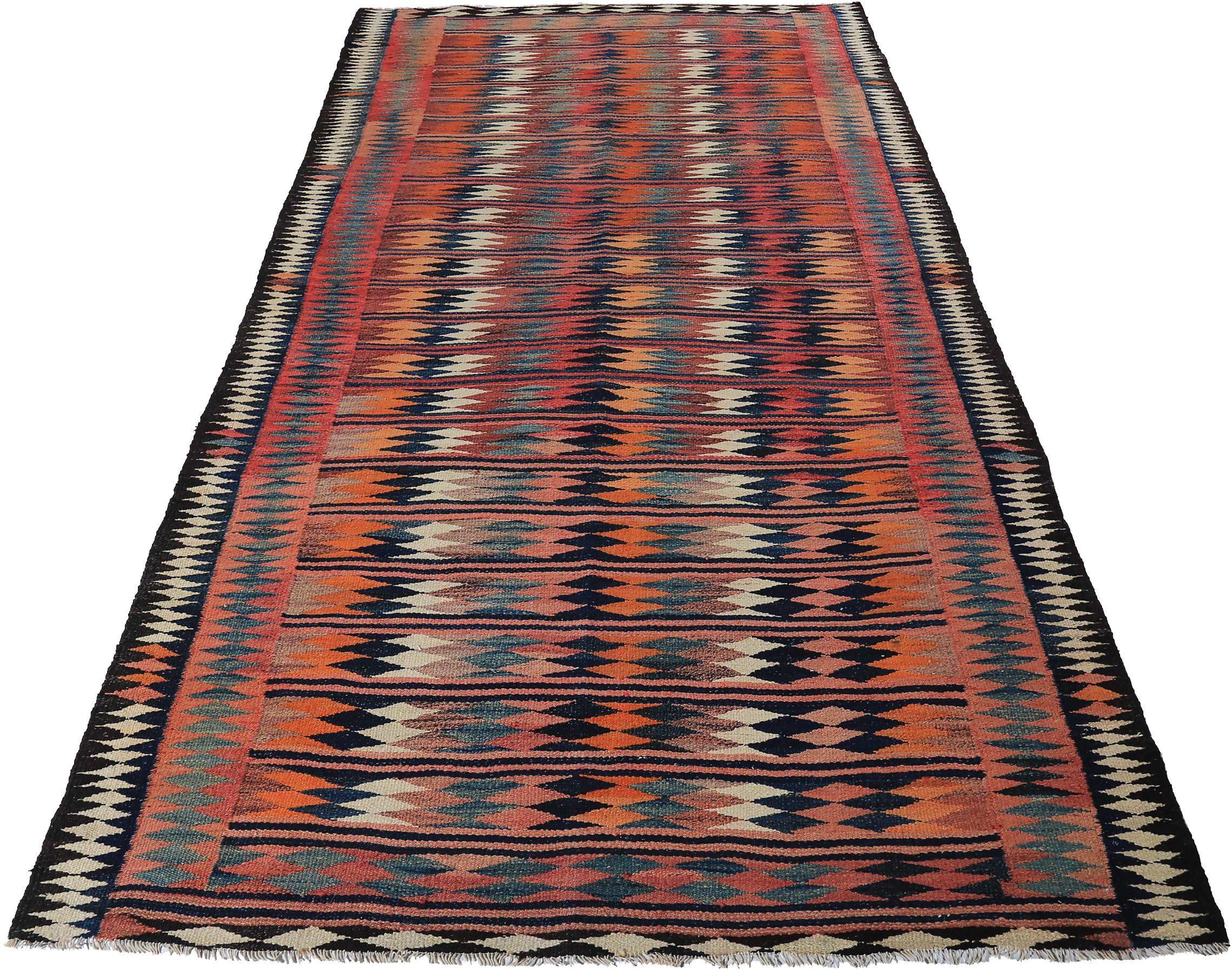Découvrez l'élégance du Rug & Kilim persan présentant un petit tapis de Circa 1910. Conçu avec de la laine et du Design/One, ce design exclusif est parfait pour mettre en valeur votre espace.
