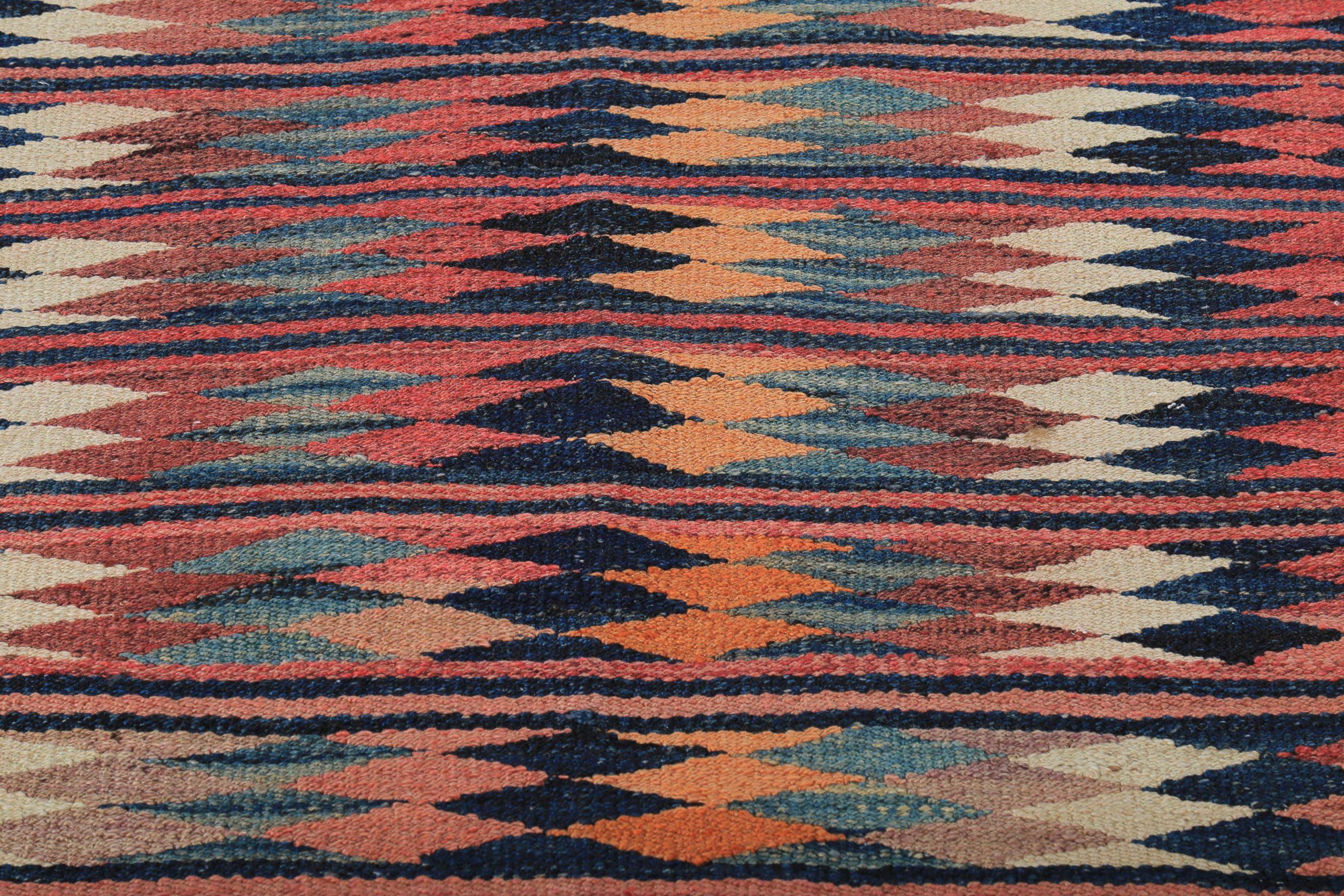 Asiatique Petit tapis persan Kilim vers 1910 - Laine ivoire orange rouge motif rouge - 89209 en vente