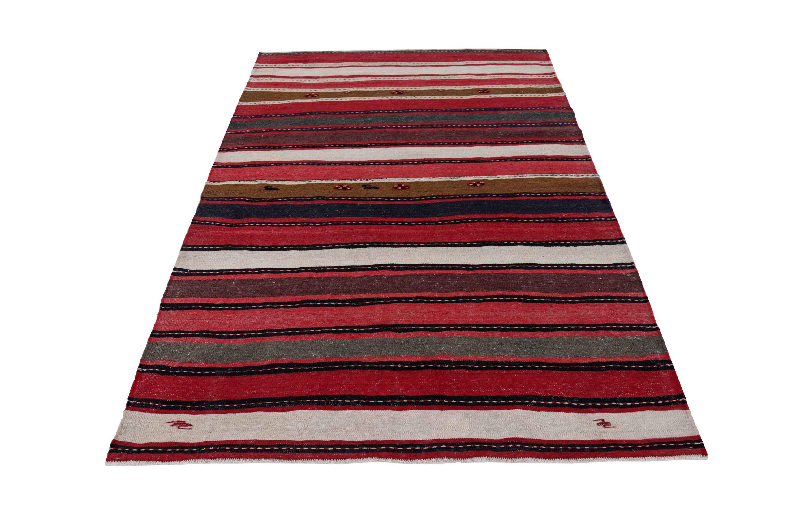 Entdecken Sie die Eleganz eines persischen Kilims mit einem kleinen Teppich von CIRCA 1910. Dieses exklusive Design aus Wolle und IvoryPinkRed eignet sich perfekt, um Ihren Raum zu verschönern.