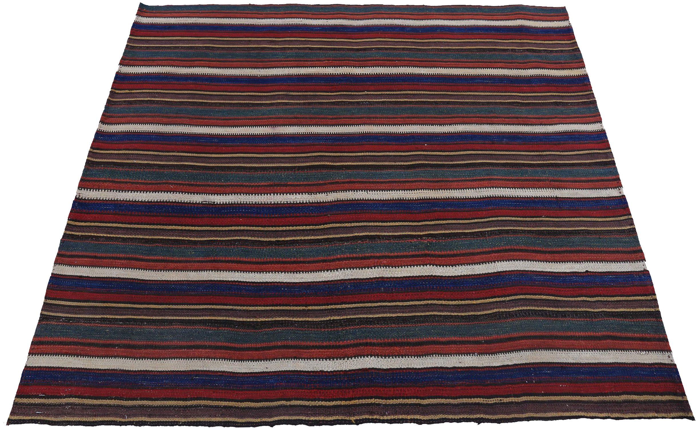 Entdecken Sie die Eleganz eines persischen Kilims mit einem kleinen Teppich von CIRCA 1910. Dieses exklusive Design aus Wolle und Elfenbeinrot ist perfekt, um Ihren Raum zu verschönern.