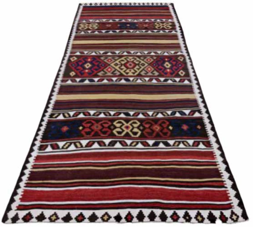 Entdecken Sie die Eleganz eines persischen Kilims mit einem kleinen Teppich von CIRCA 1910. Dieses exklusive Design aus Wolle und Elfenbeinrot-Gelb ist perfekt, um Ihren Raum zu verschönern.