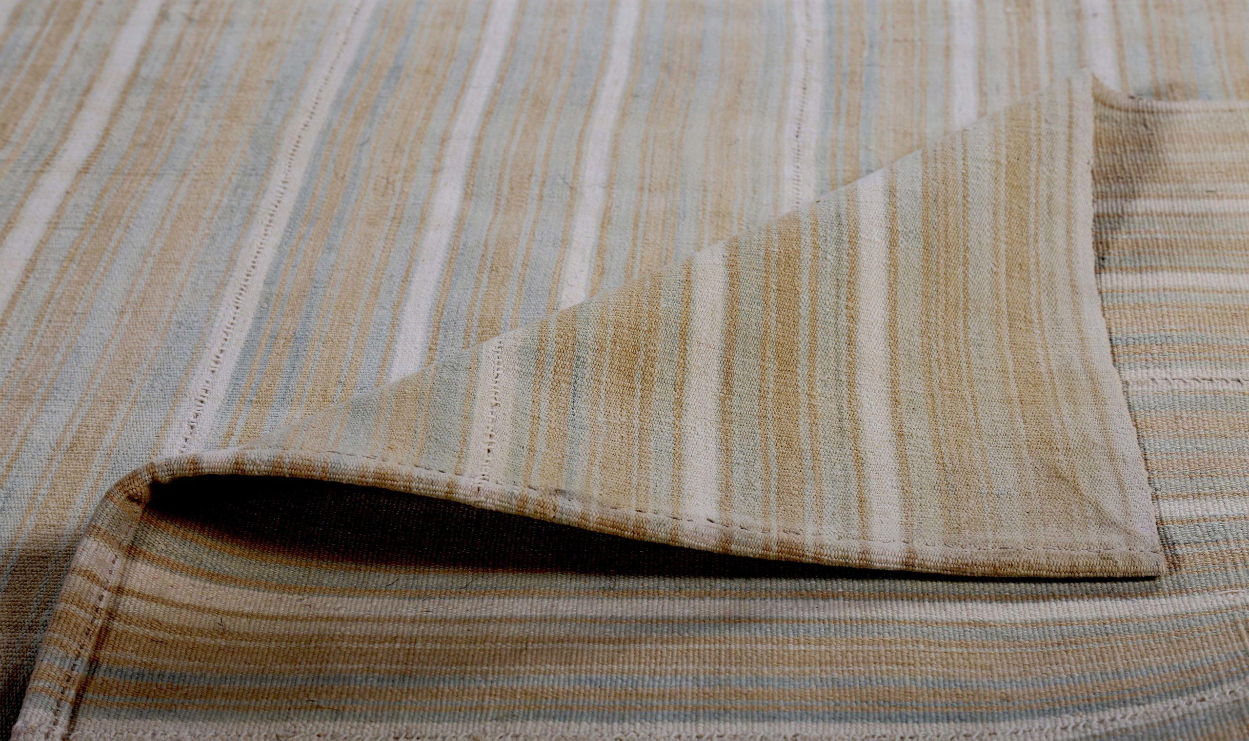 Petit tapis persan Kilim vers 1910 - Laine ivoire taupe jaune motif jaune - 89296 Excellent état - En vente à Dallas, TX